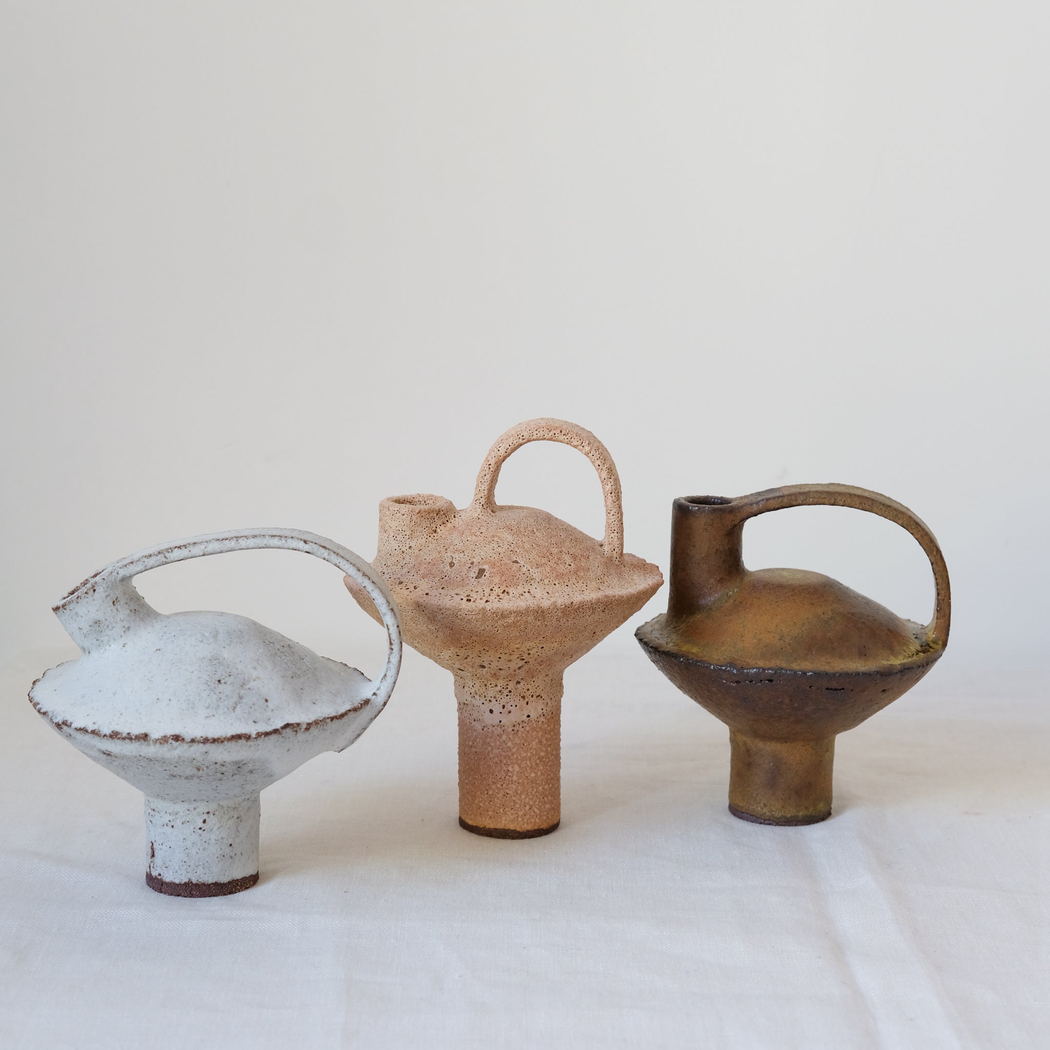 Bouteille en grès rouge H13cm - Marron-Jaune de Catherine Dix Ceramics chez Brutal Ceramics