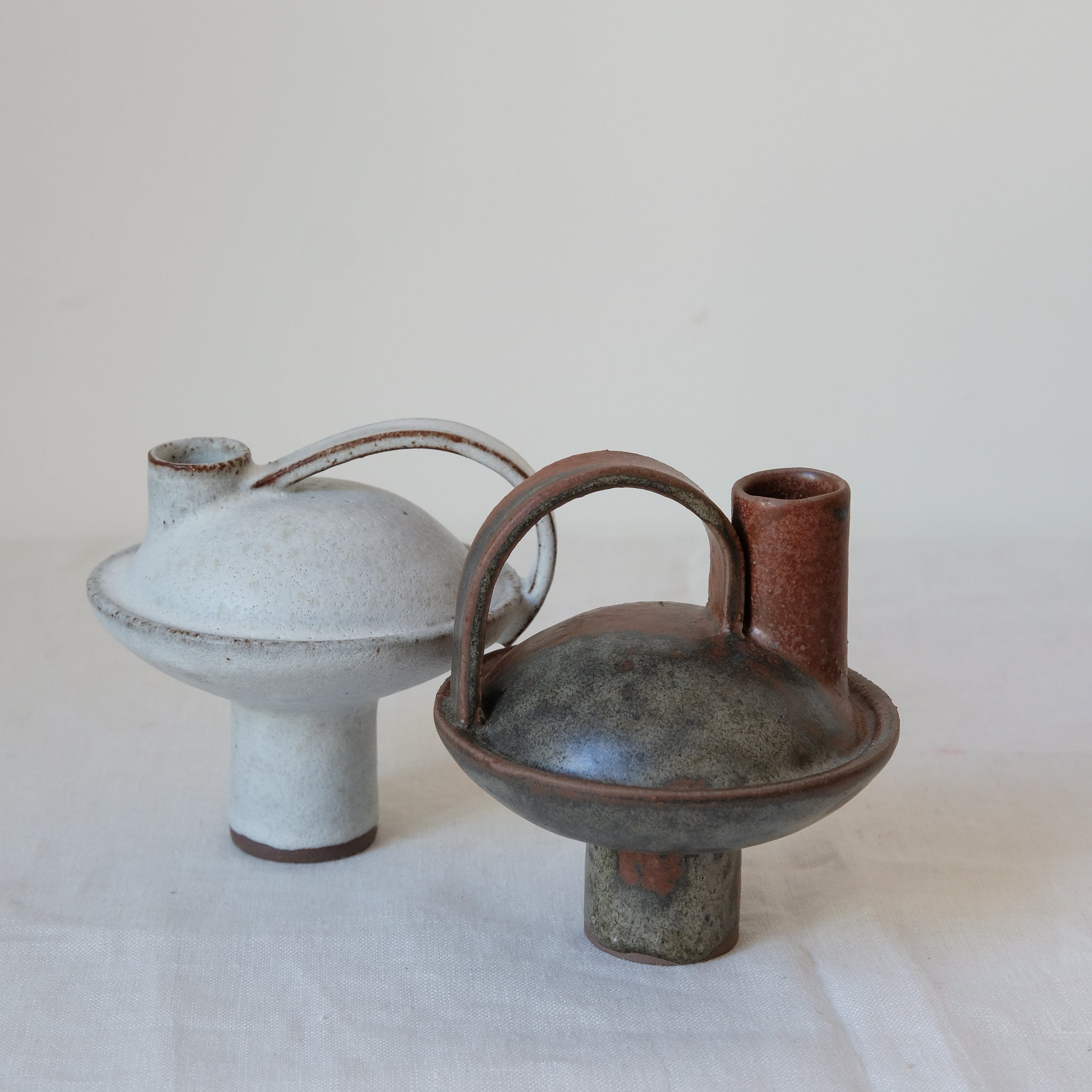 Bouteille en grès roux 009 blanc Catherine Dix Ceramics chez Brutal
