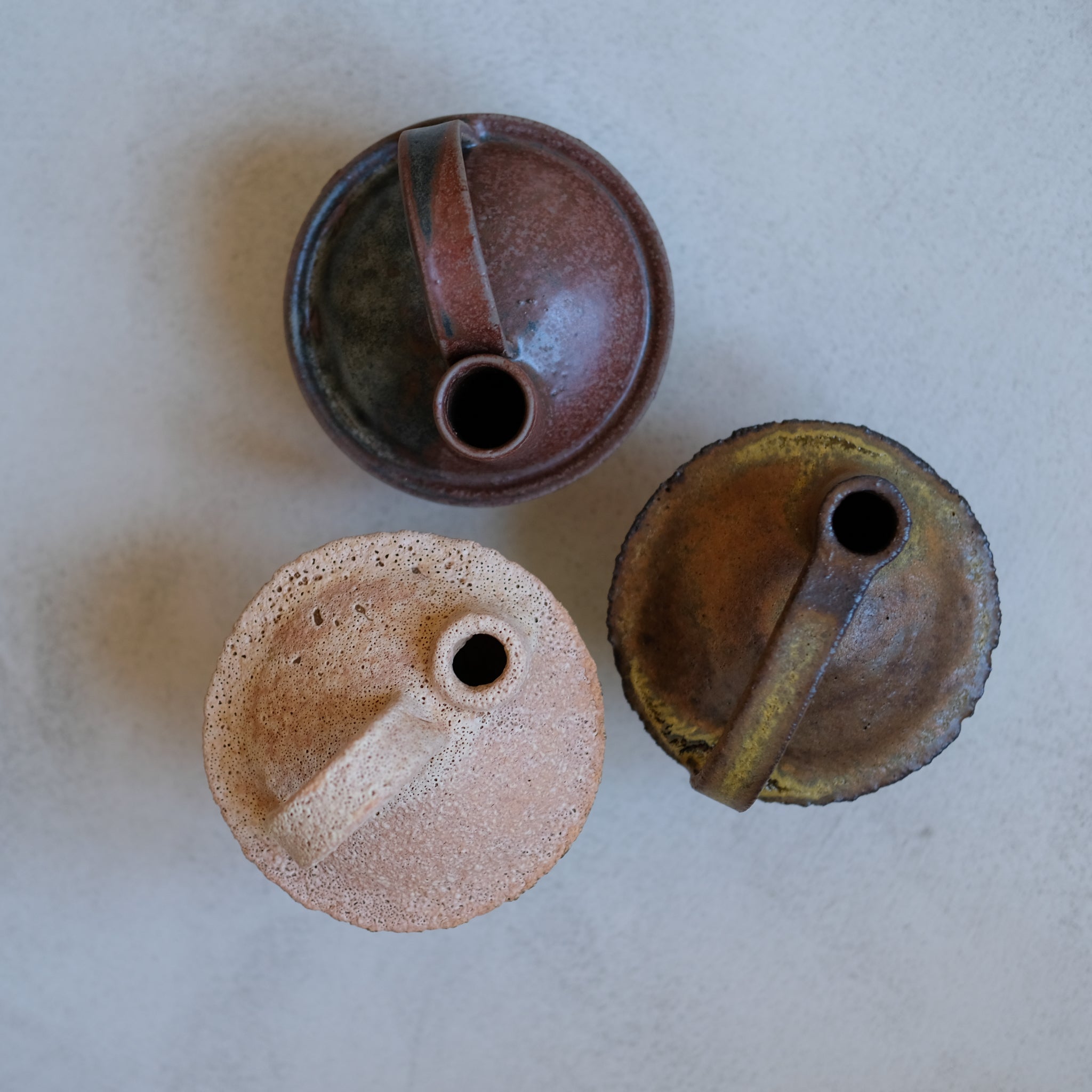 Bouteille en grès rouge 055 H16cm - Abricot de Catherine Dix Ceramics chez Brutal Ceramics 