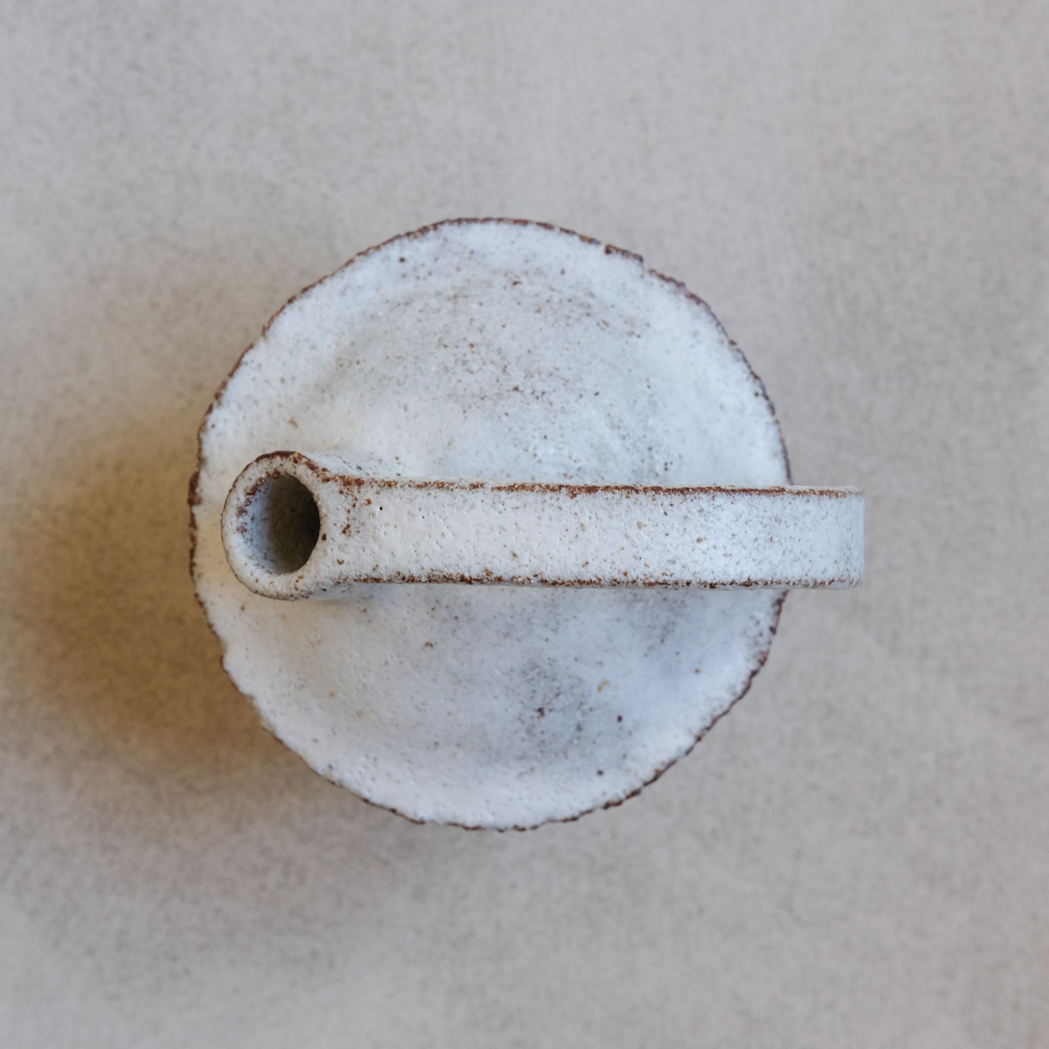 Bouteille en grès rouge H12,5cm - Blanc de Catherine Dix Ceramics chez Brutal Ceramics