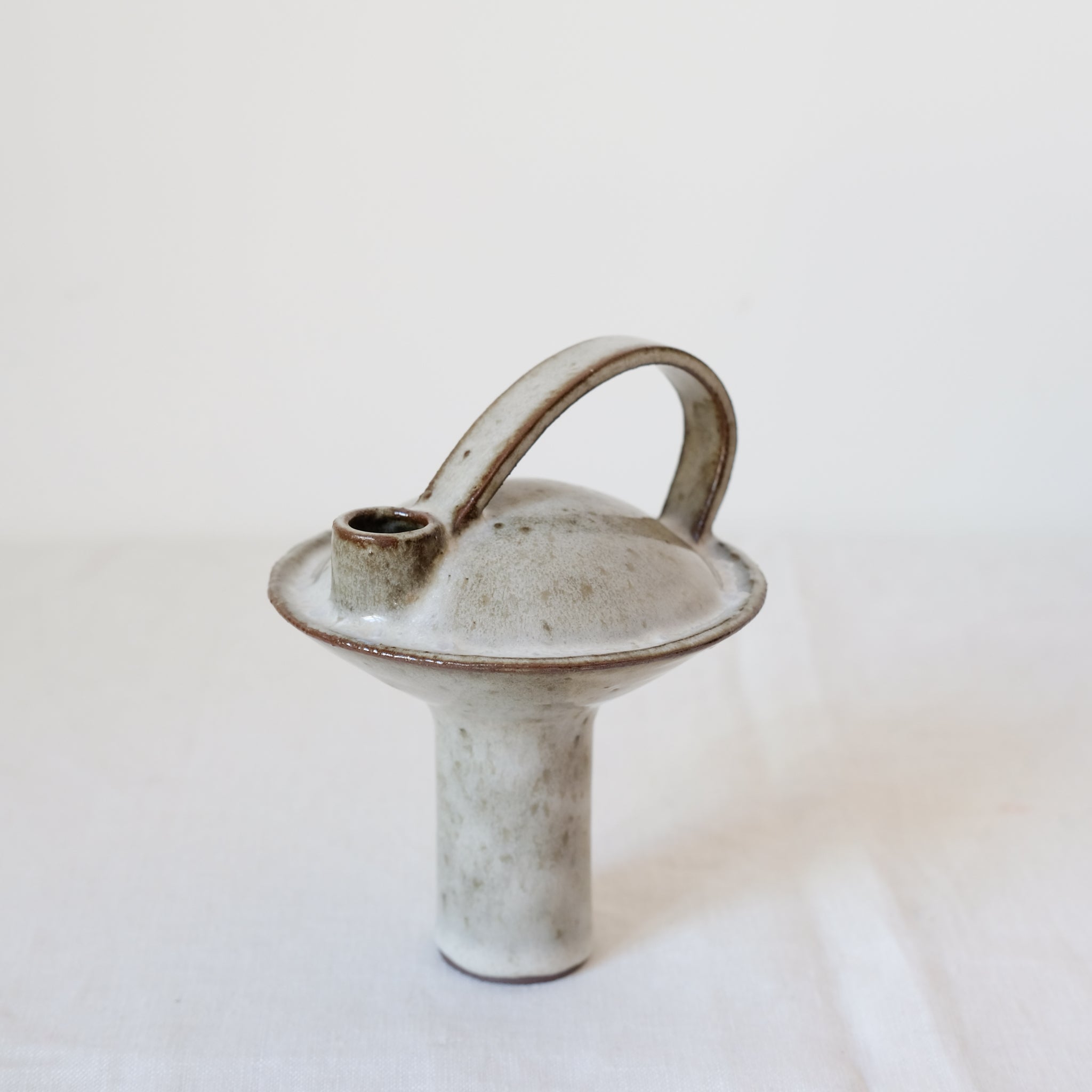 Bouteille en grès roux 003 Blanc brillantde  Catherine Dix Ceramics chez Brutal Ceramics 