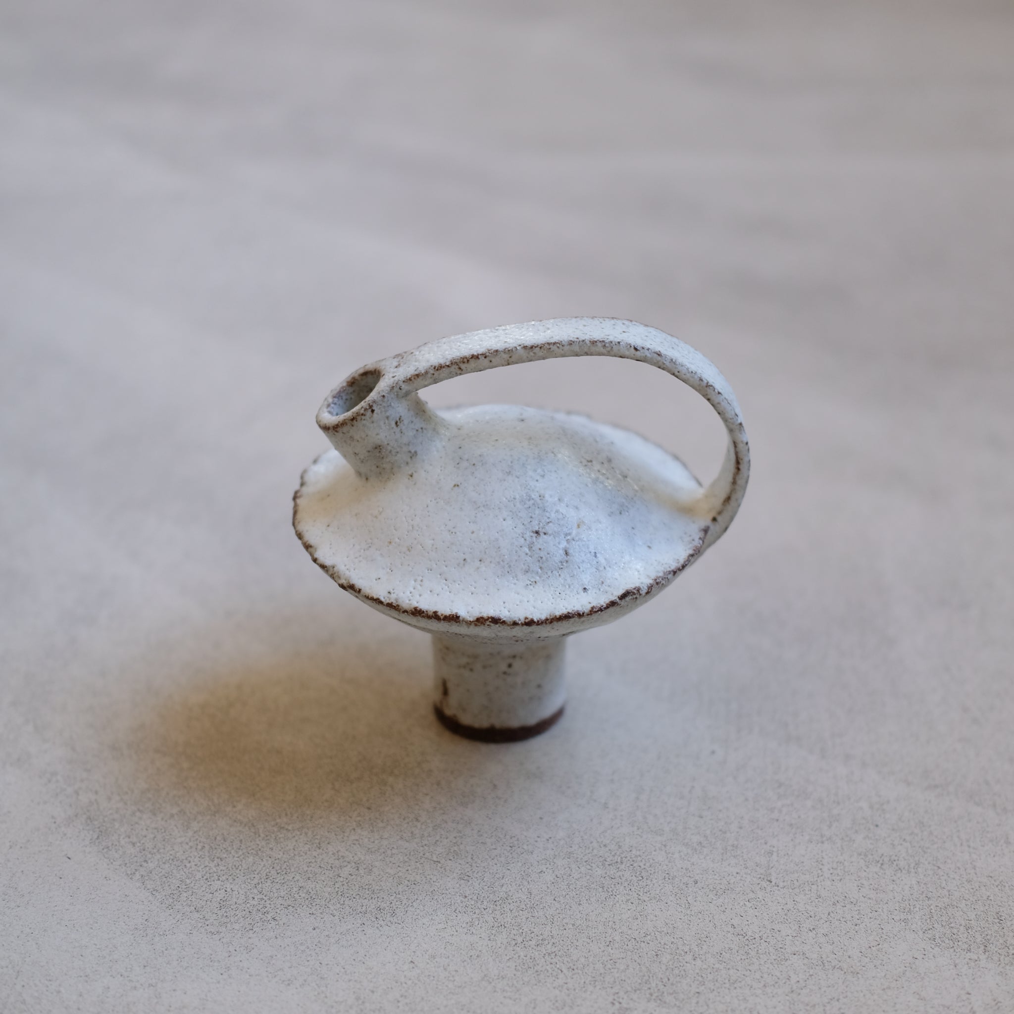 Bouteille en grès rouge H12,5cm - Blanc de Catherine Dix Ceramics chez Brutal Ceramics