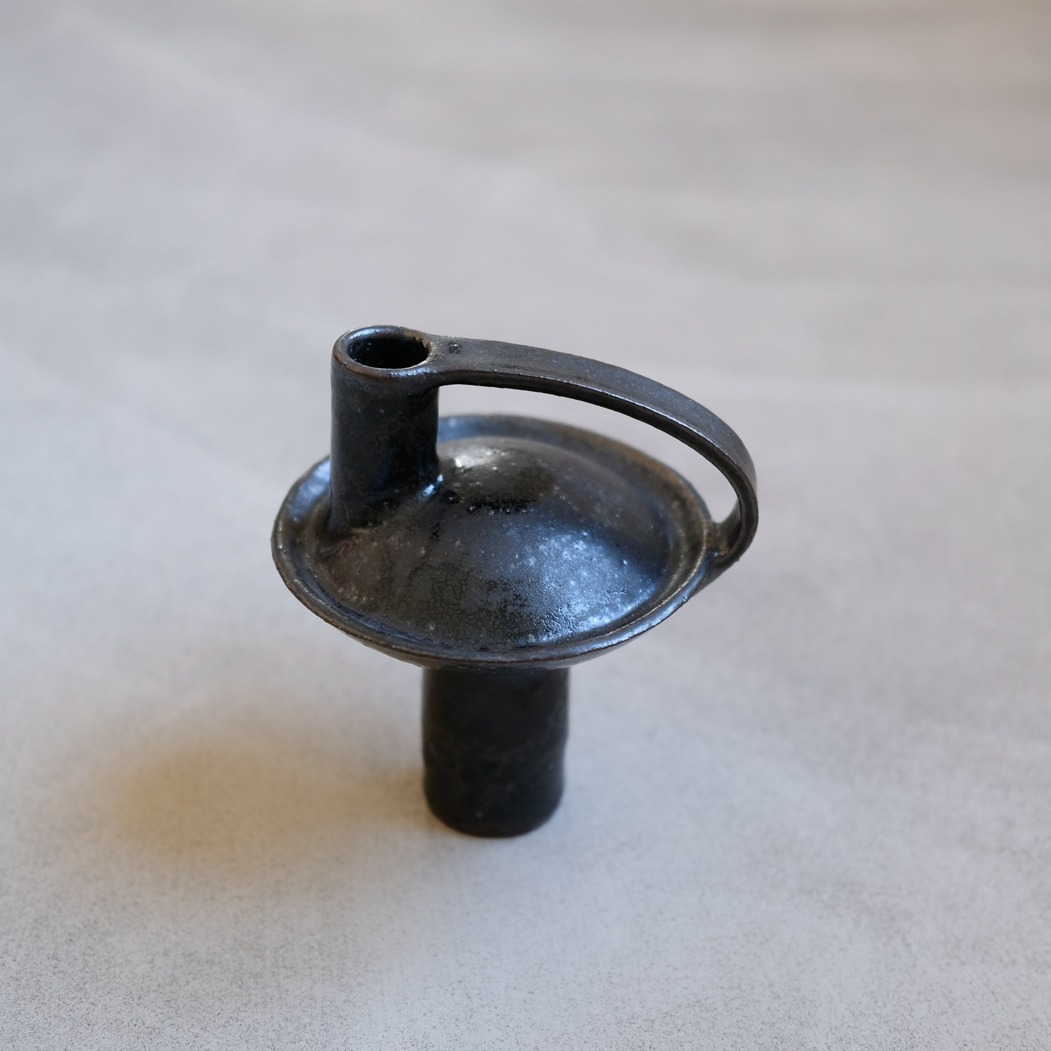 Bouteille en grès roux 002 H15cm - Noir tacheté de Catherine Dix chez Brutal Ceramics