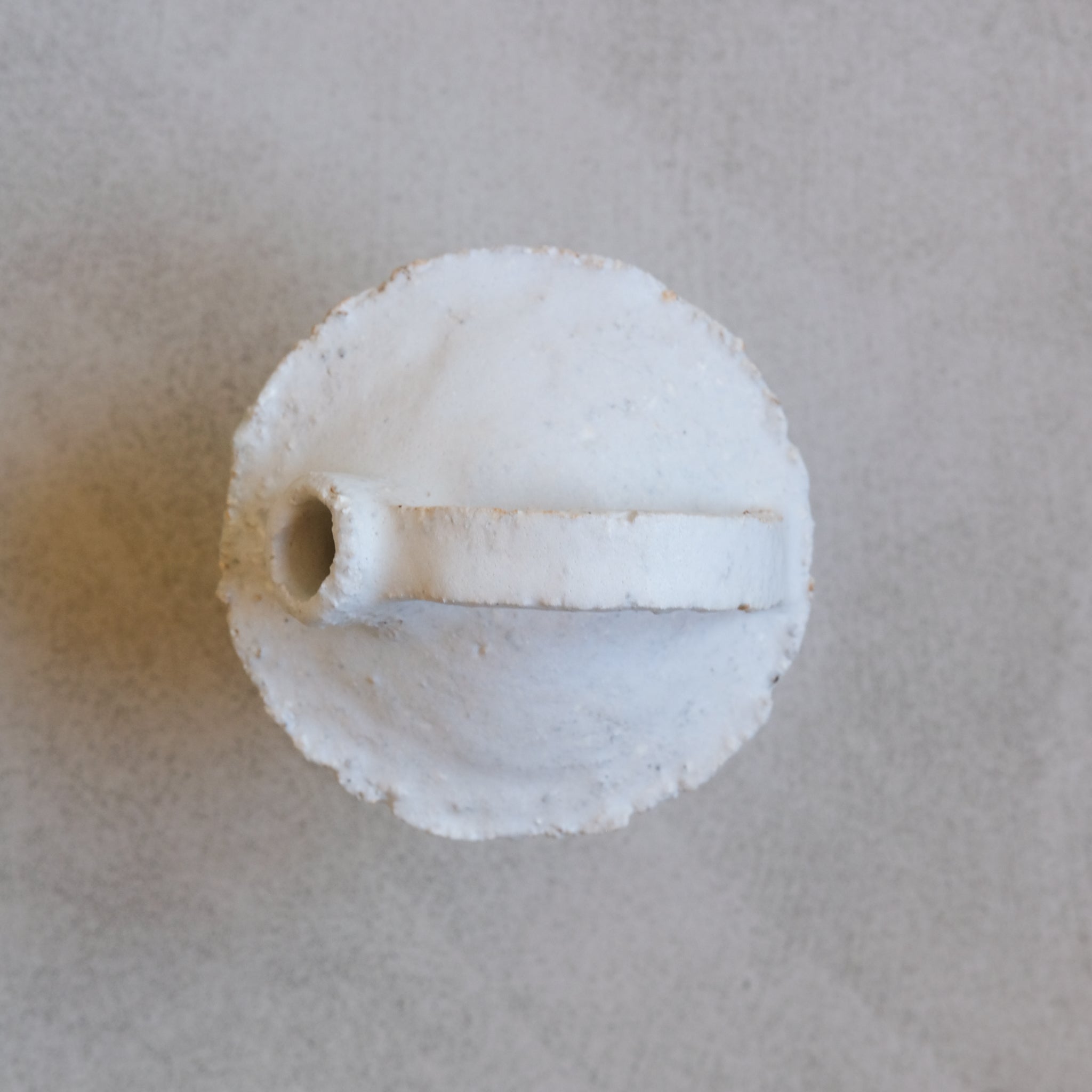 Bouteille en grès blanc 056 H14cm - Blanc de Catherine Dix chez Brutal Ceramics