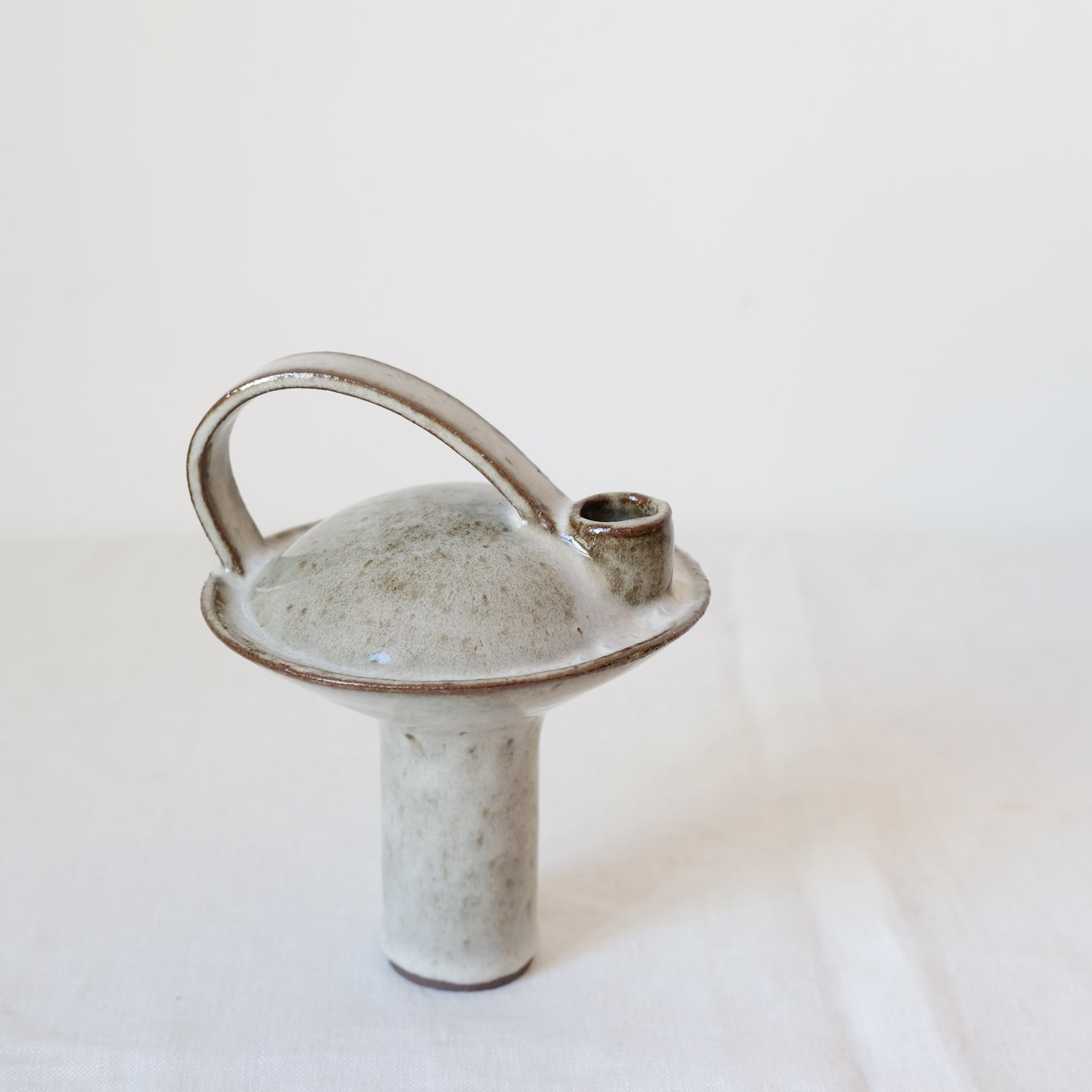 Bouteille en grès roux 003 Blanc brillantde  Catherine Dix Ceramics chez Brutal Ceramics 