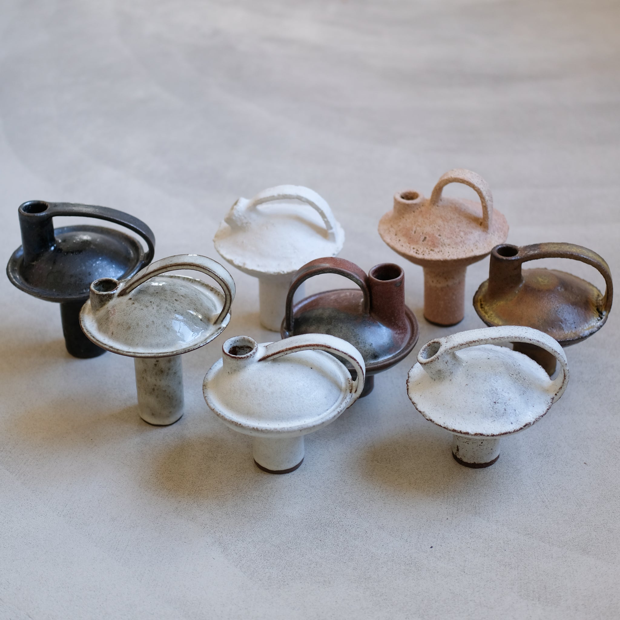 Bouteille en grès roux 002 H15cm - Noir tacheté de Catherine Dix chez Brutal Ceramics