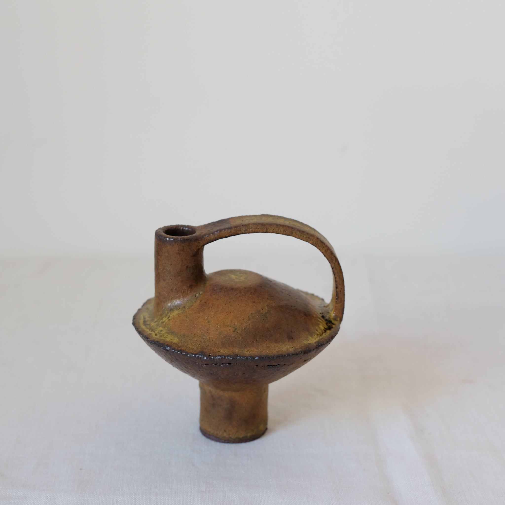 Bouteille en grès rouge H13cm - Marron-Jaune de Catherine Dix Ceramics chez Brutal Ceramics