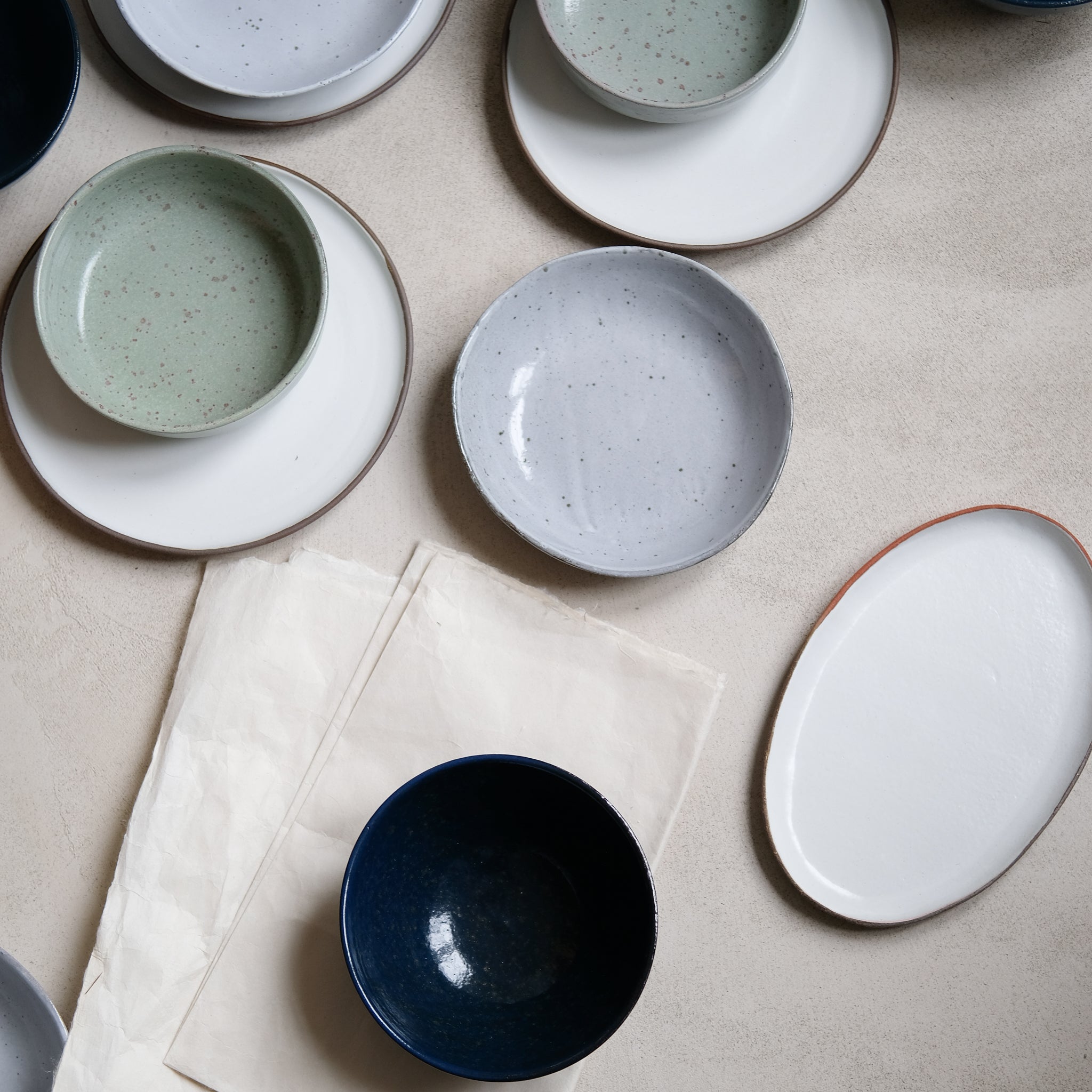 Plat oval en grès blanc par la céramiste Gaëlle Le Doledec chez Brutal