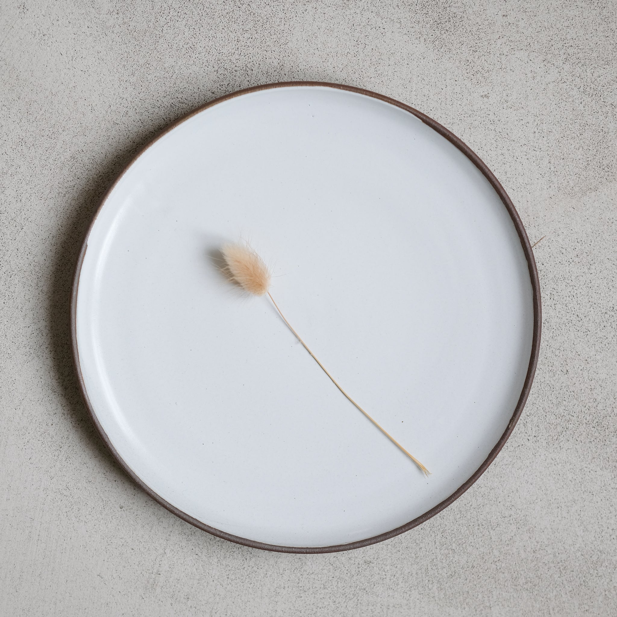 Assiette en grès par la céramiste Gaëlle Le Doledec chez Brutal
