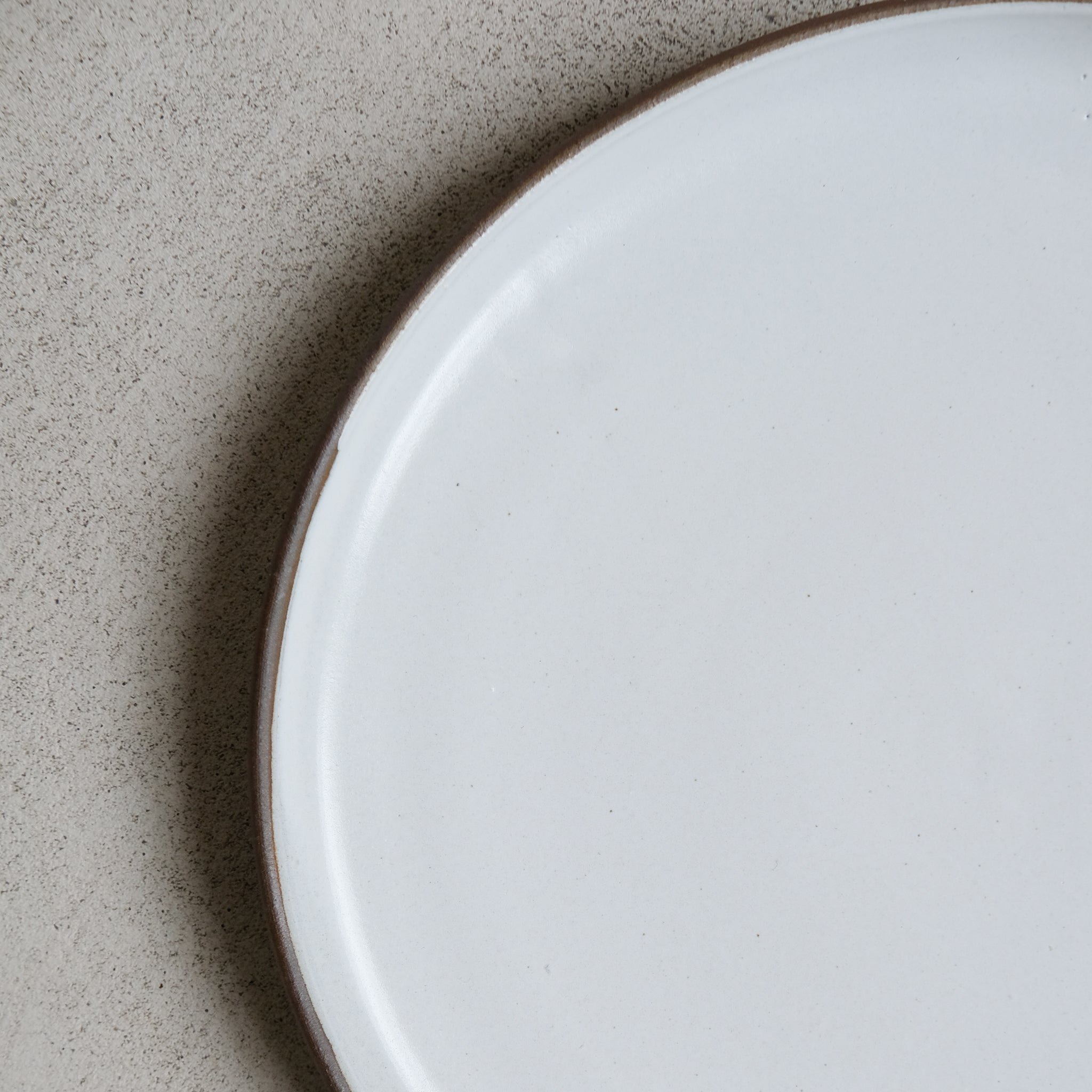Assiette en grès par la céramiste Gaëlle Le Doledec chez Brutal