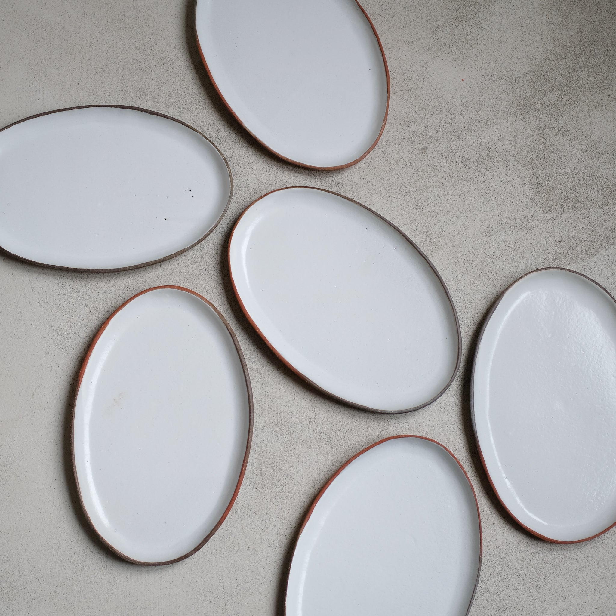 Plat oval en grès blanc par la céramiste Gaëlle Le Doledec chez Brutal