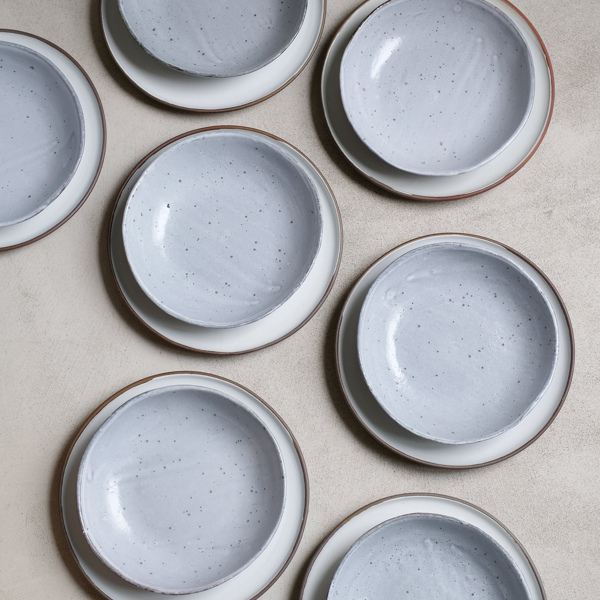 Assiette creuse en grès moucheté par la céramiste Gaëlle Le Doledec chez Brutal