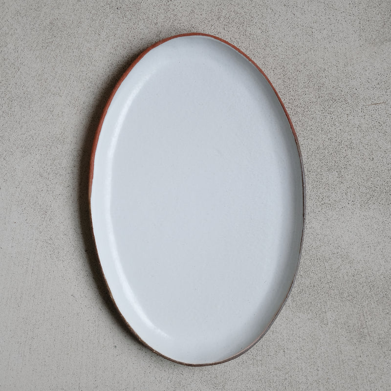 Plat oval en grès blanc par la céramiste Gaëlle Le Doledec chez Brutal