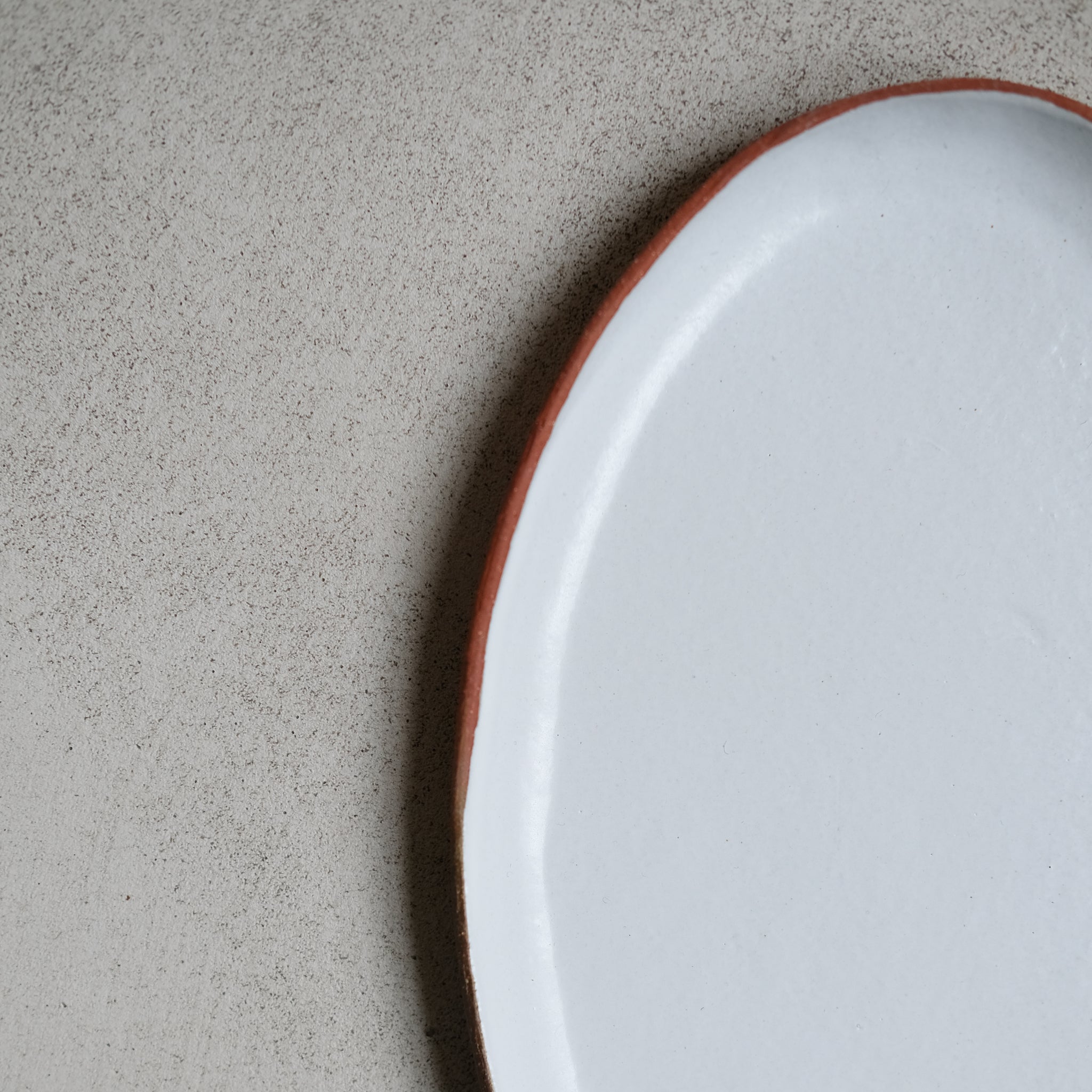 Plat oval en grès blanc par la céramiste Gaëlle Le Doledec chez Brutal