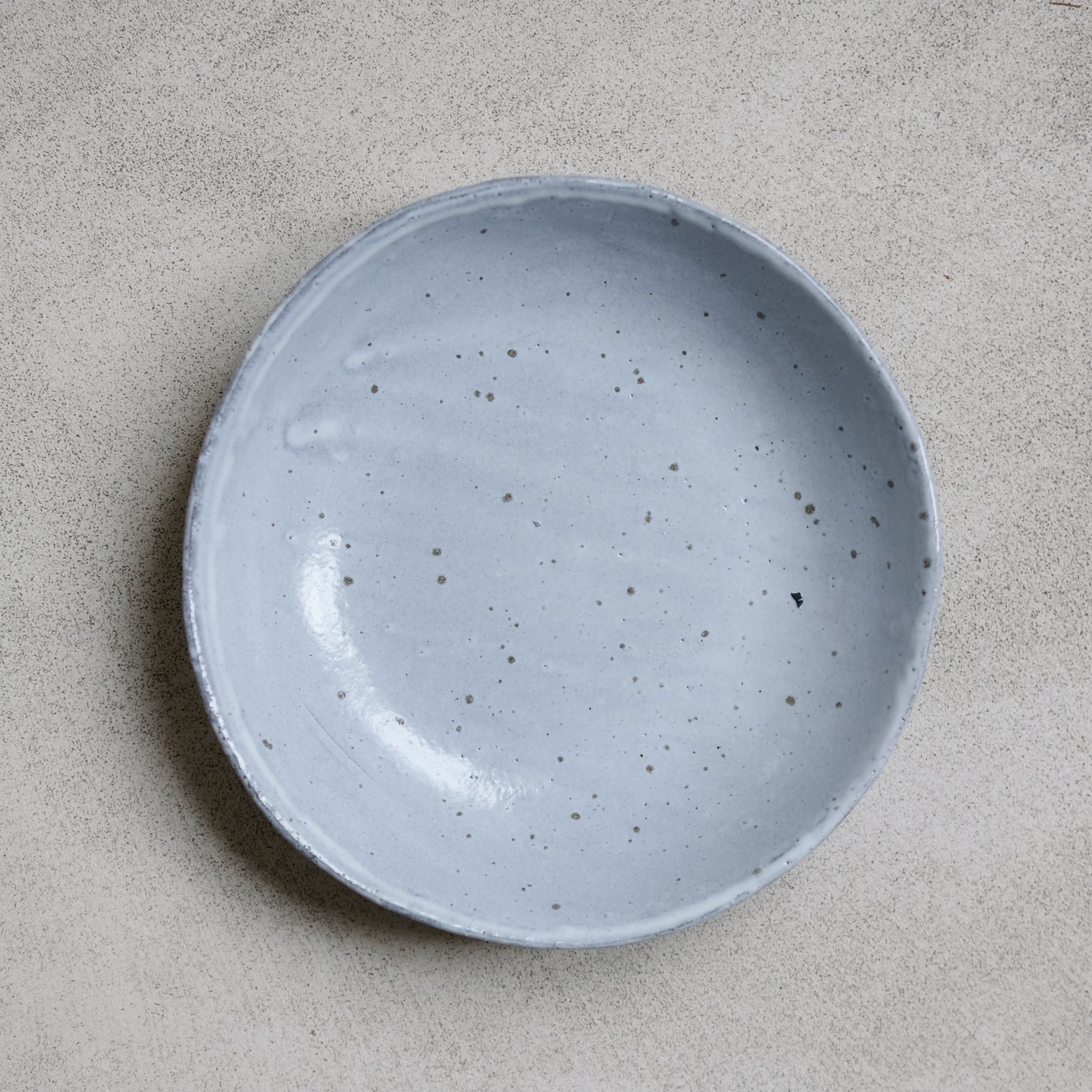 Assiette creuse en grès moucheté par la céramiste Gaëlle Le Doledec chez Brutal