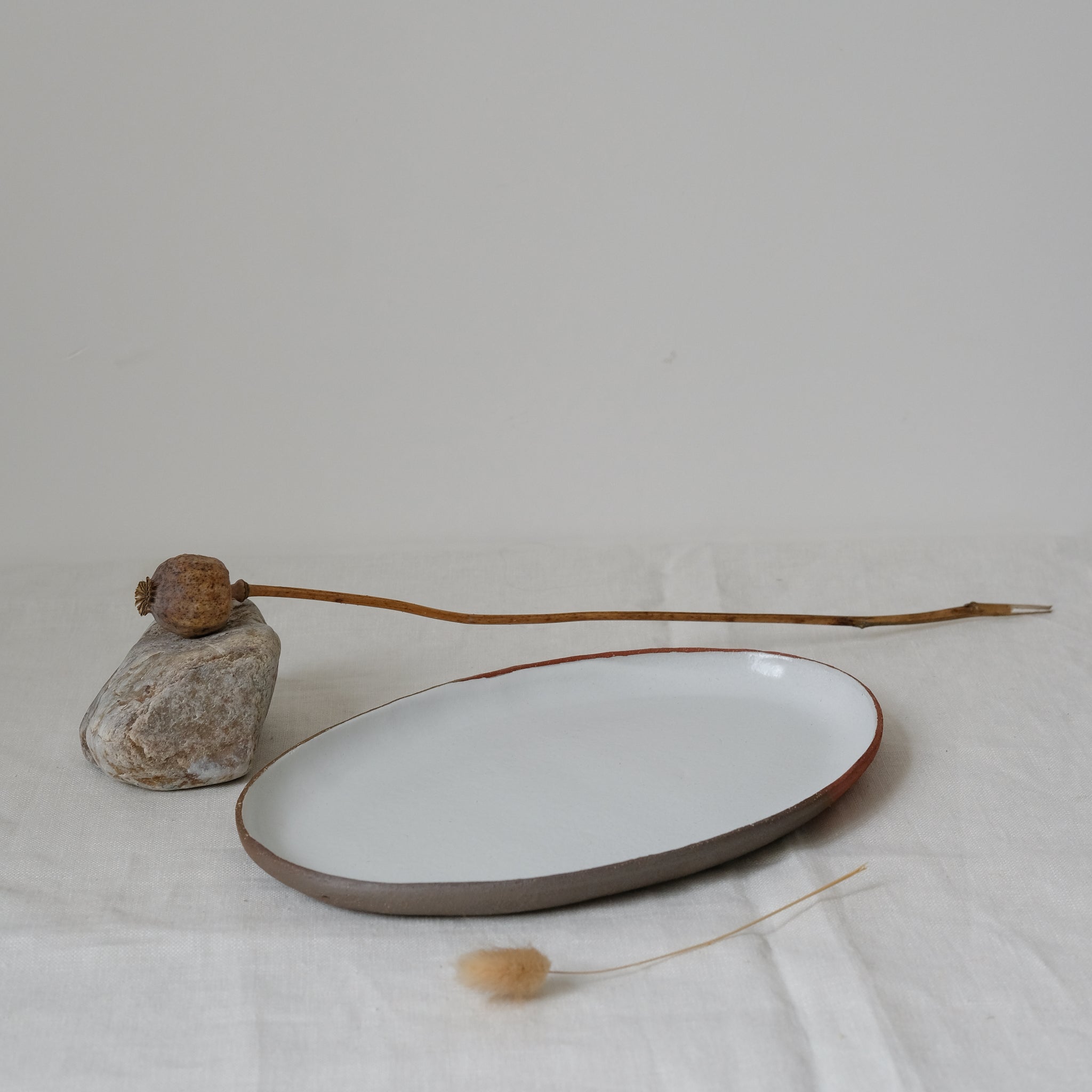 Plat oval en grès blanc par la céramiste Gaëlle Le Doledec chez Brutal