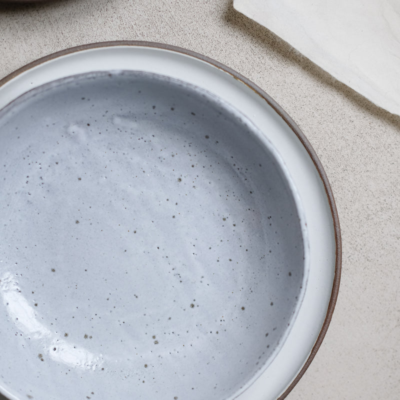 Assiette creuse en grès moucheté par la céramiste Gaëlle Le Doledec chez Brutal