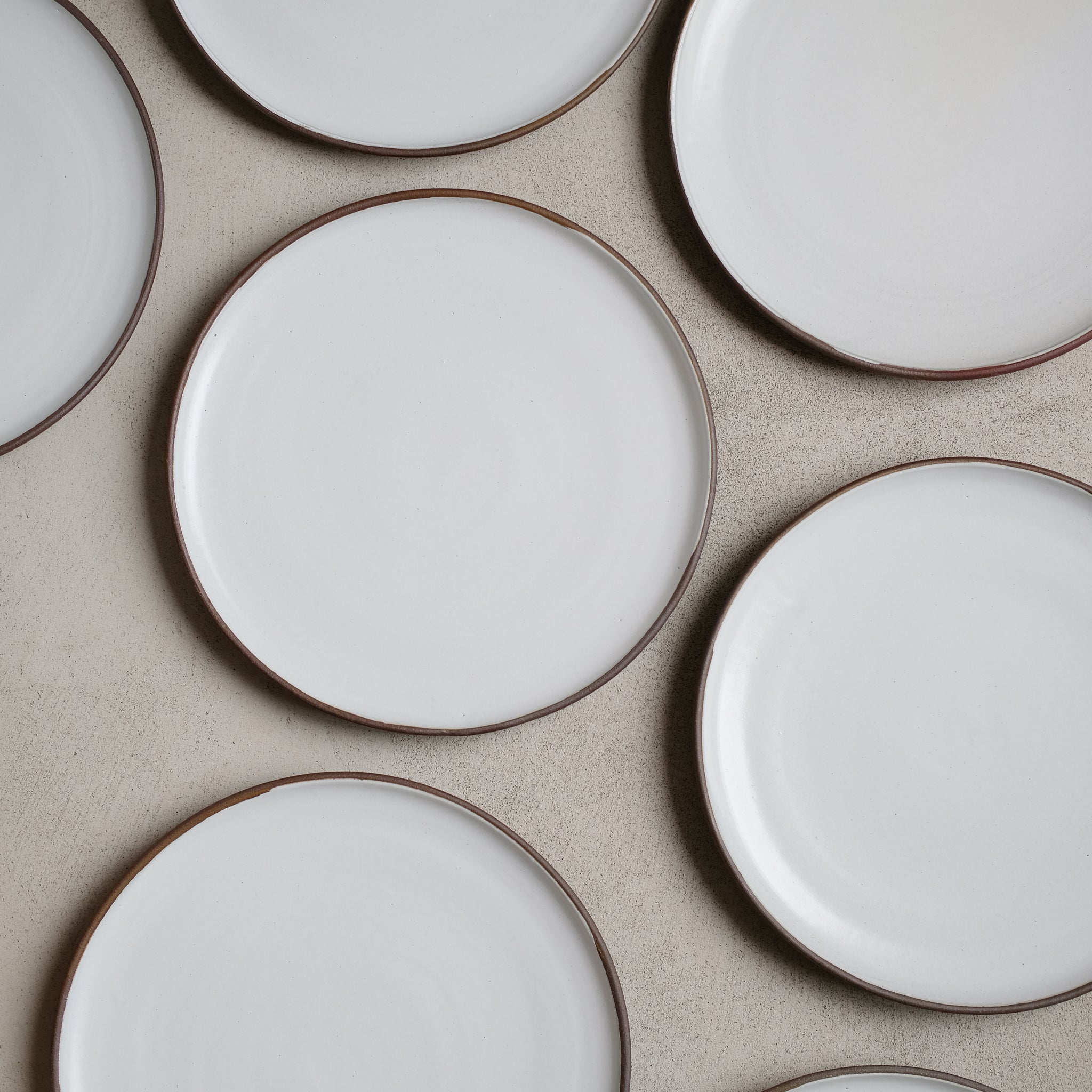 Assiette en grès par la céramiste Gaëlle Le Doledec chez Brutal