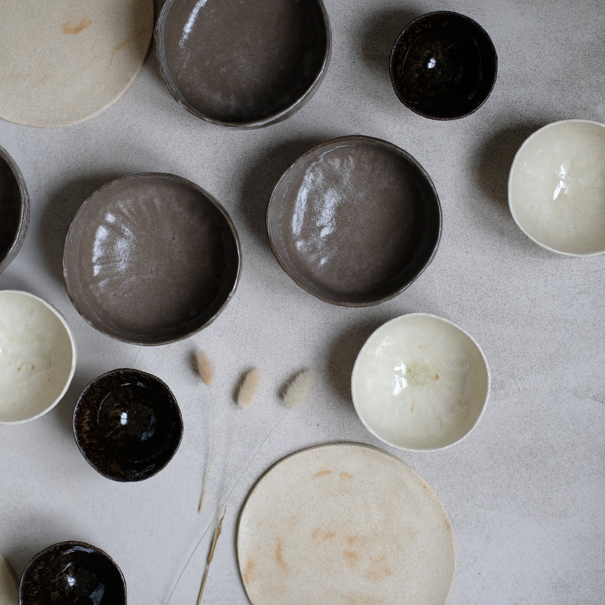 Assiette ultra plate en grès blanc de Judith Lasry chez Brutal 
