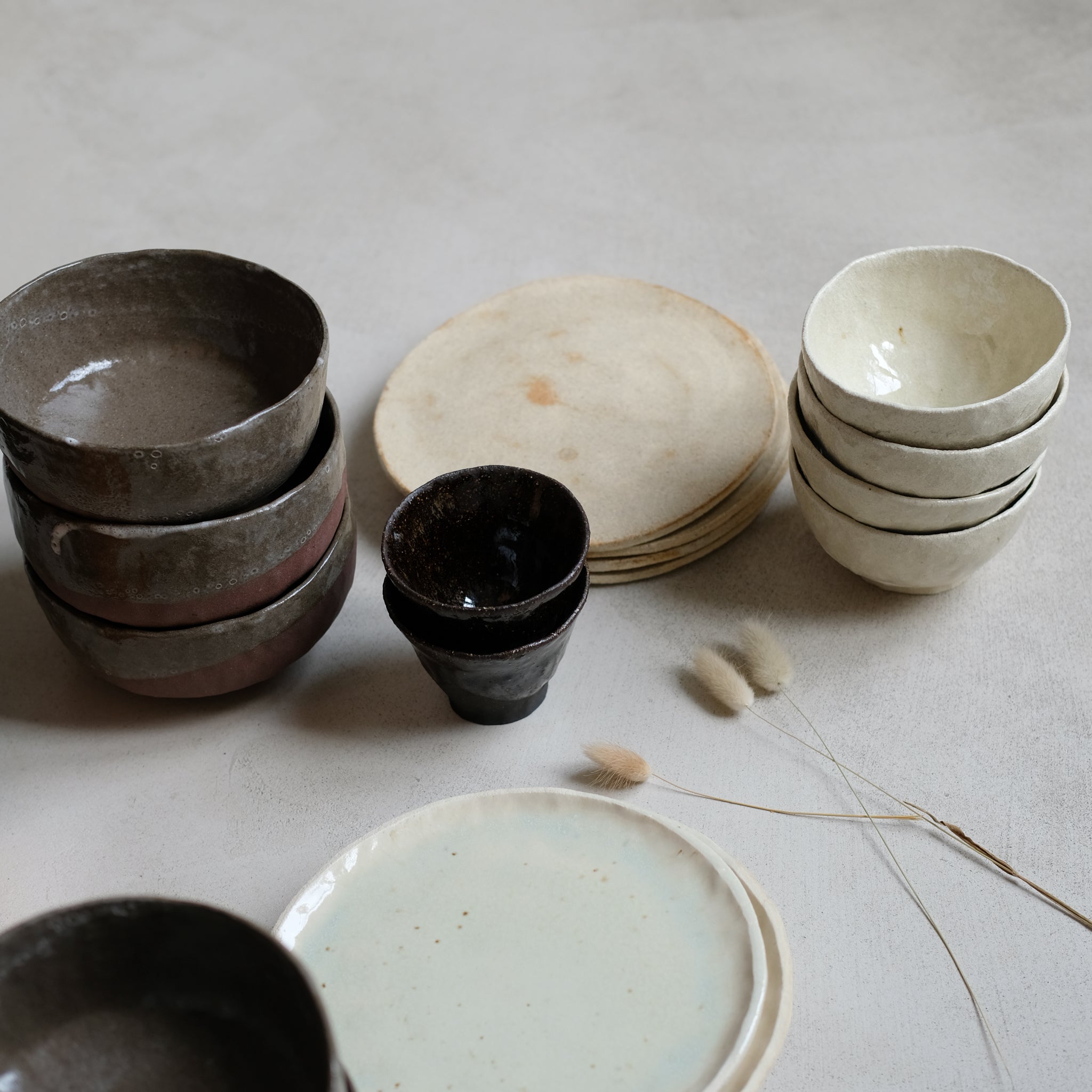 Assiette en grès blanc de Judith Lasry chez Brutal CeramicsAssiette en grès blanc de Judith Lasry chez Brutal Ceramics