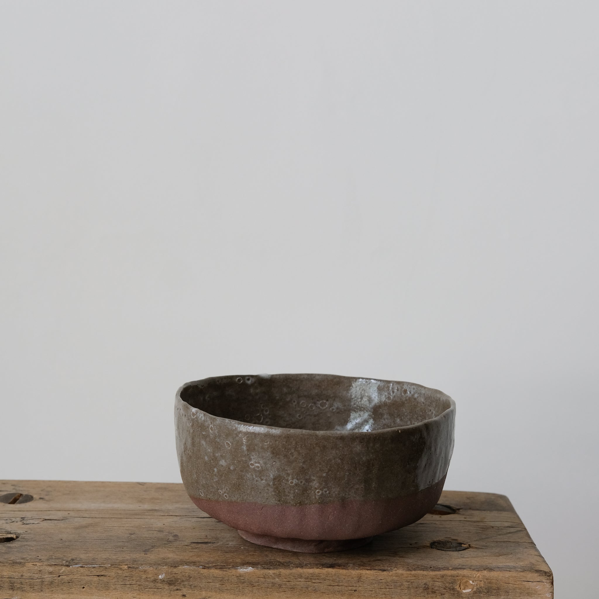Bol en grès rouge émail marron de Judith Lasry chez Brutal 