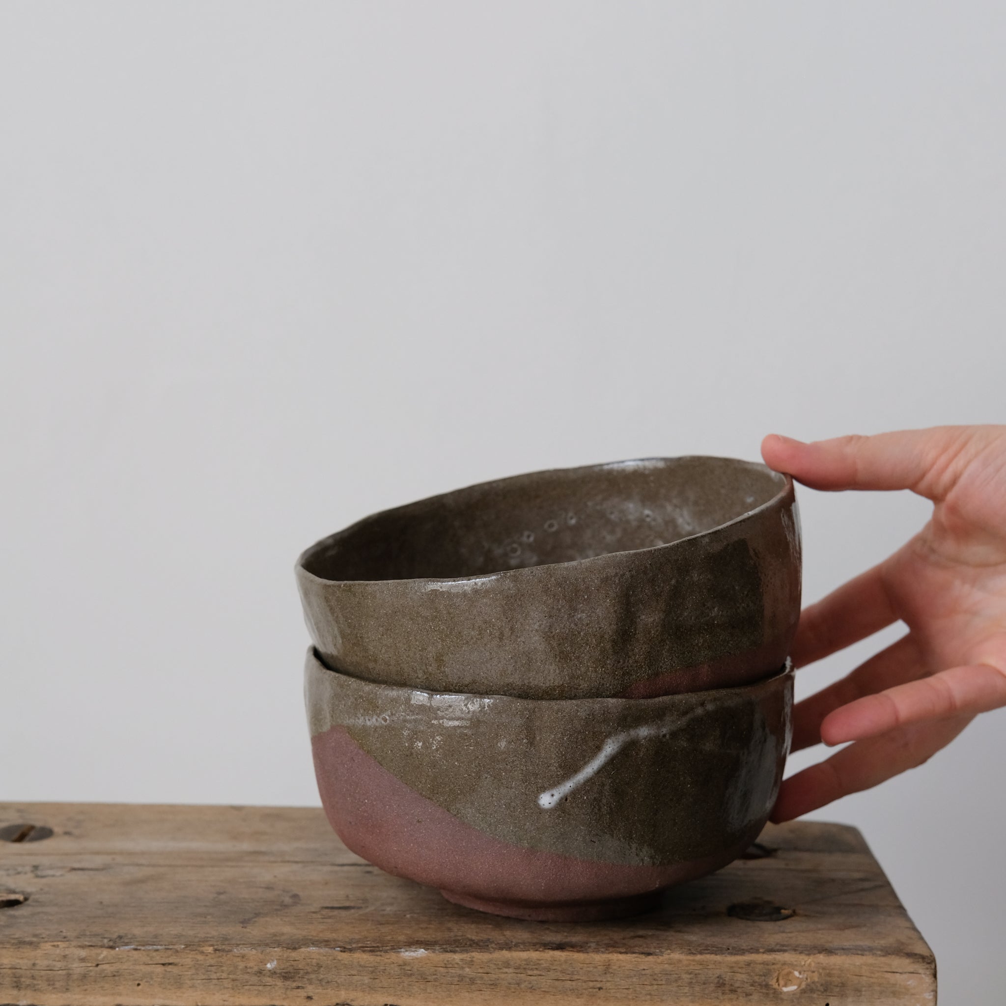 Bol en grès rouge émail marron de Judith Lasry chez Brutal 