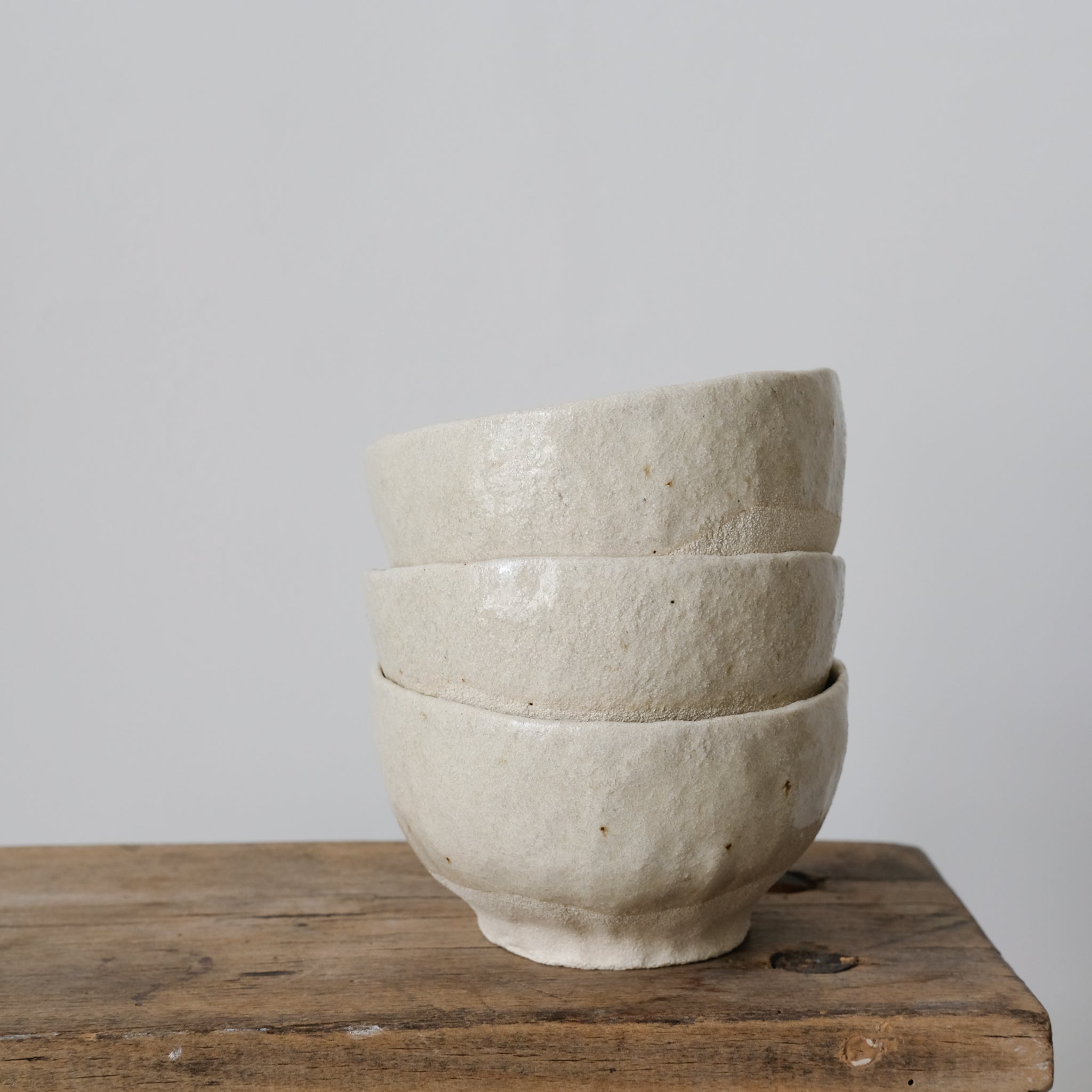 Bol en grès blanc de Judith Lasry chez Brutal Ceramics