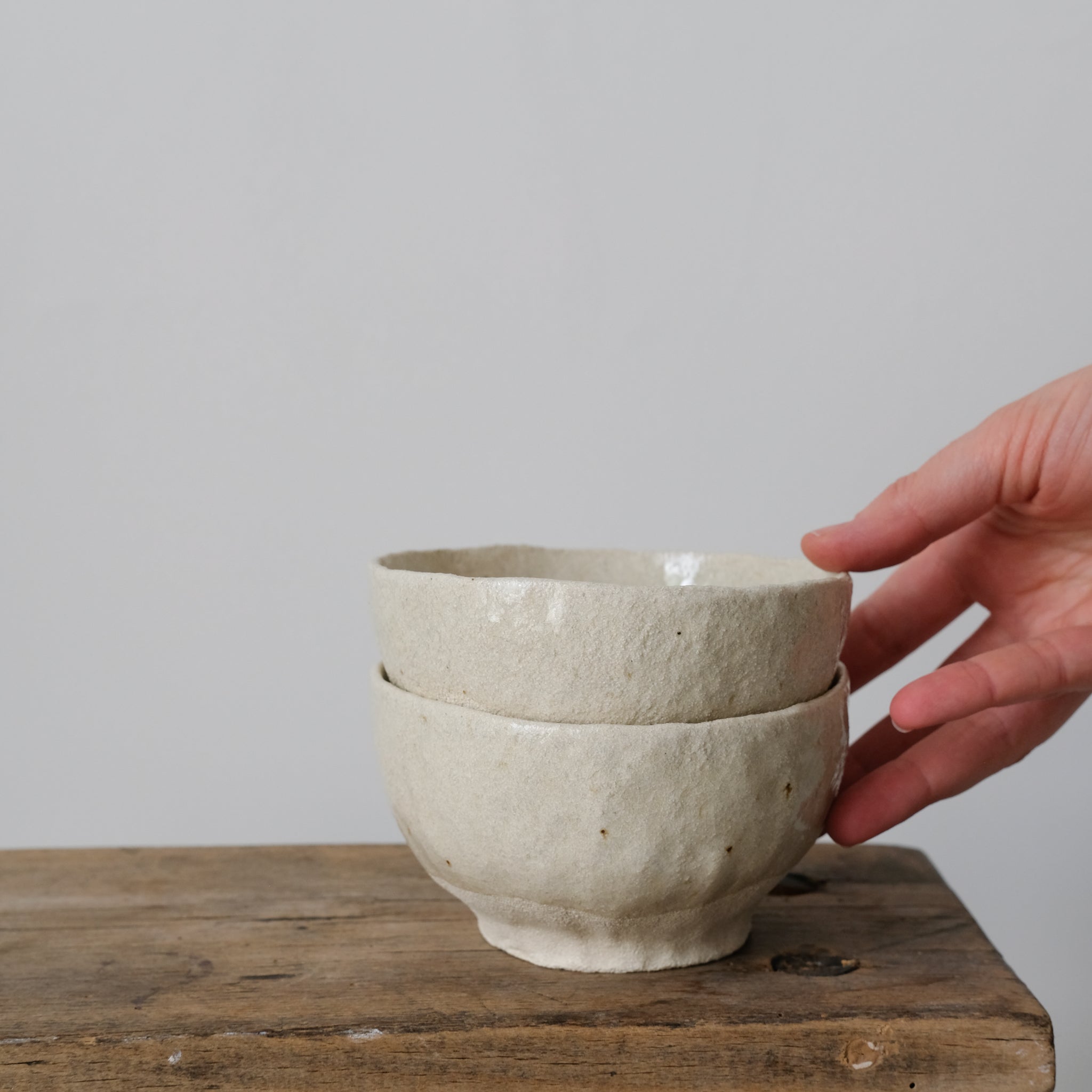 Bol en grès blanc de Judith Lasry chez Brutal Ceramics