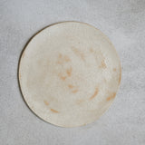 Assiette ultra plate en grès blanc de Judith Lasry chez Brutal 
