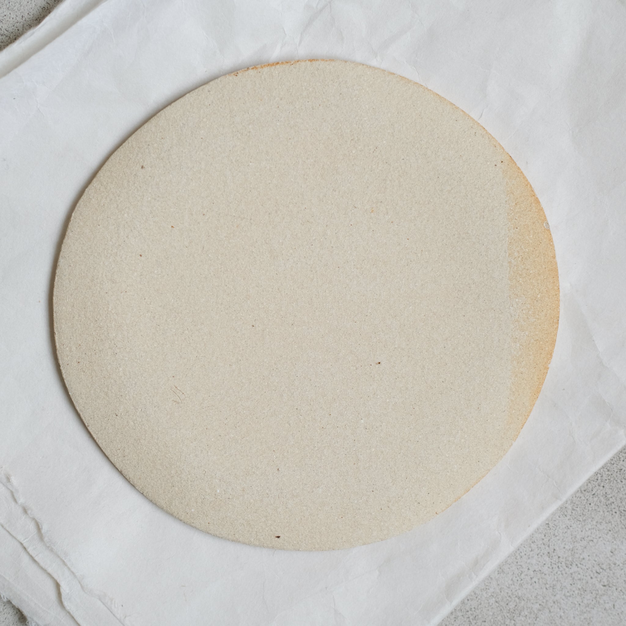 Assiette ultra plate en grès blanc de Judith Lasry chez Brutal 