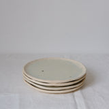 Assiette en grès blanc de Judith Lasry chez Brutal Ceramics