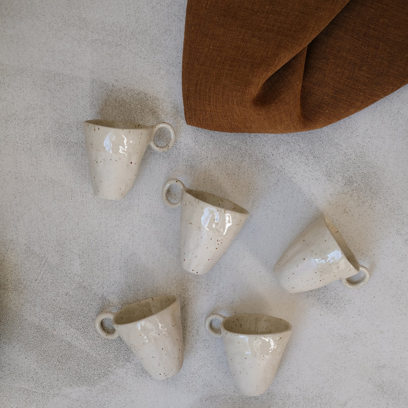 Tasse en grès pyrité blanc de Léa Baldassari chez Brutal Ceramics