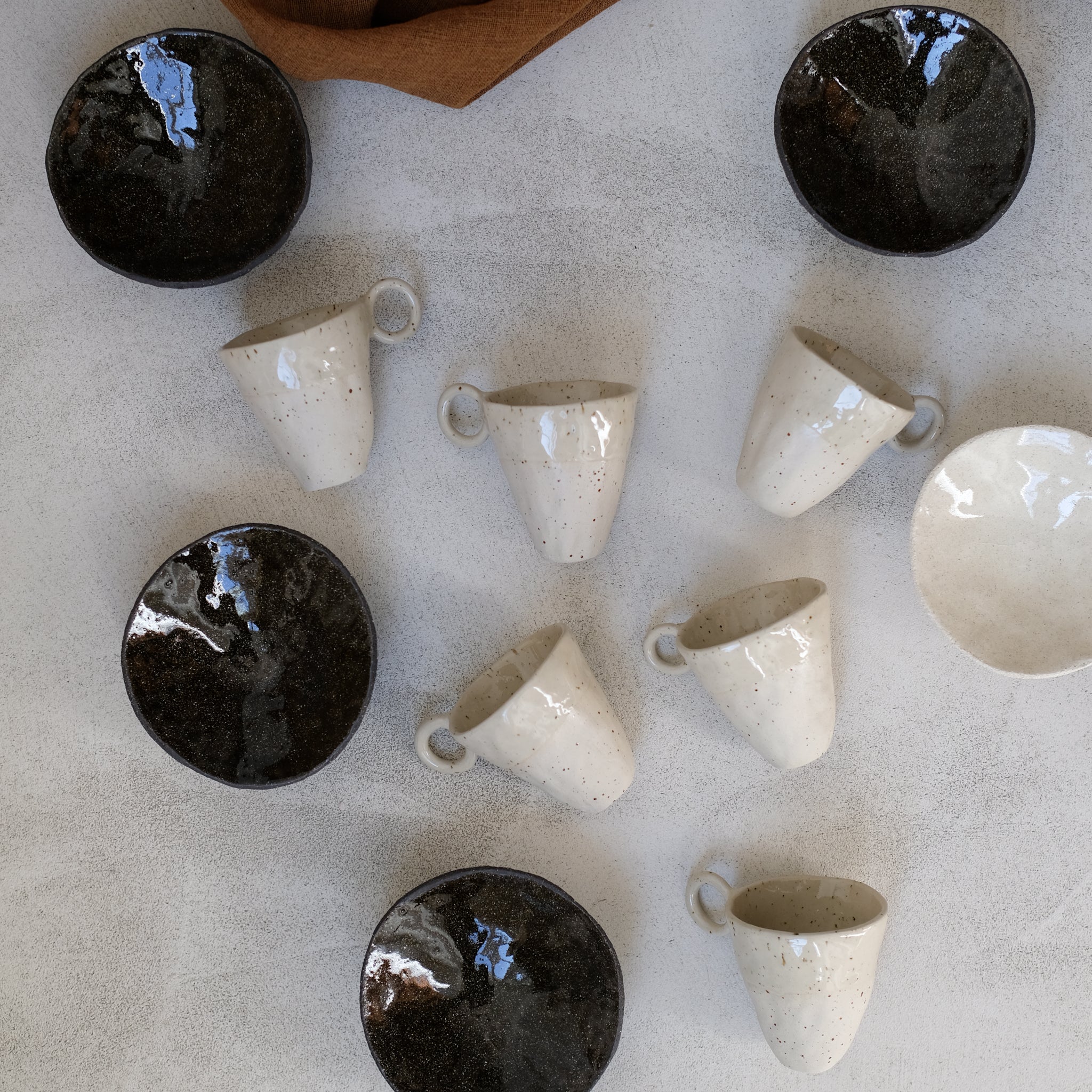Tasse en grès pyrité blanc de Léa Baldassari chez Brutal Ceramics