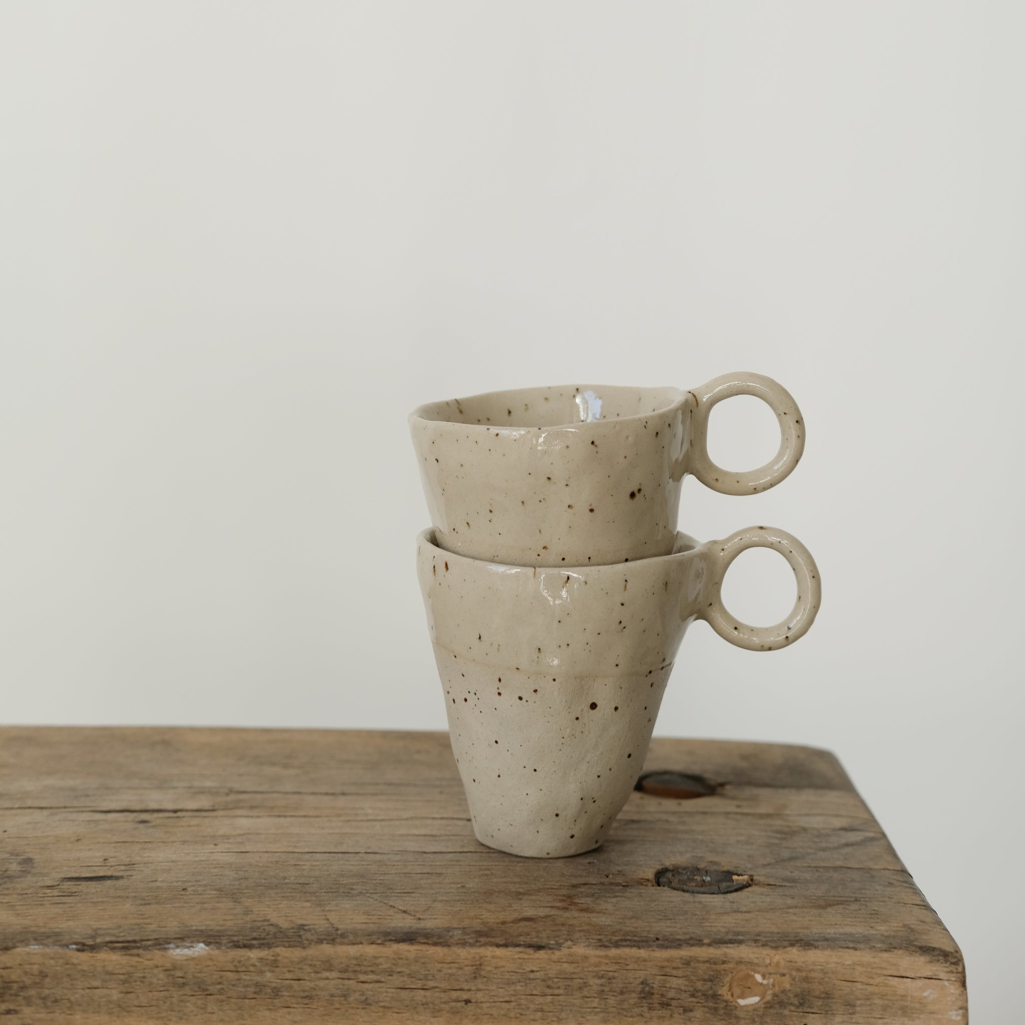 Tasse en grès pyrité blanc de Léa Baldassari chez Brutal Ceramics