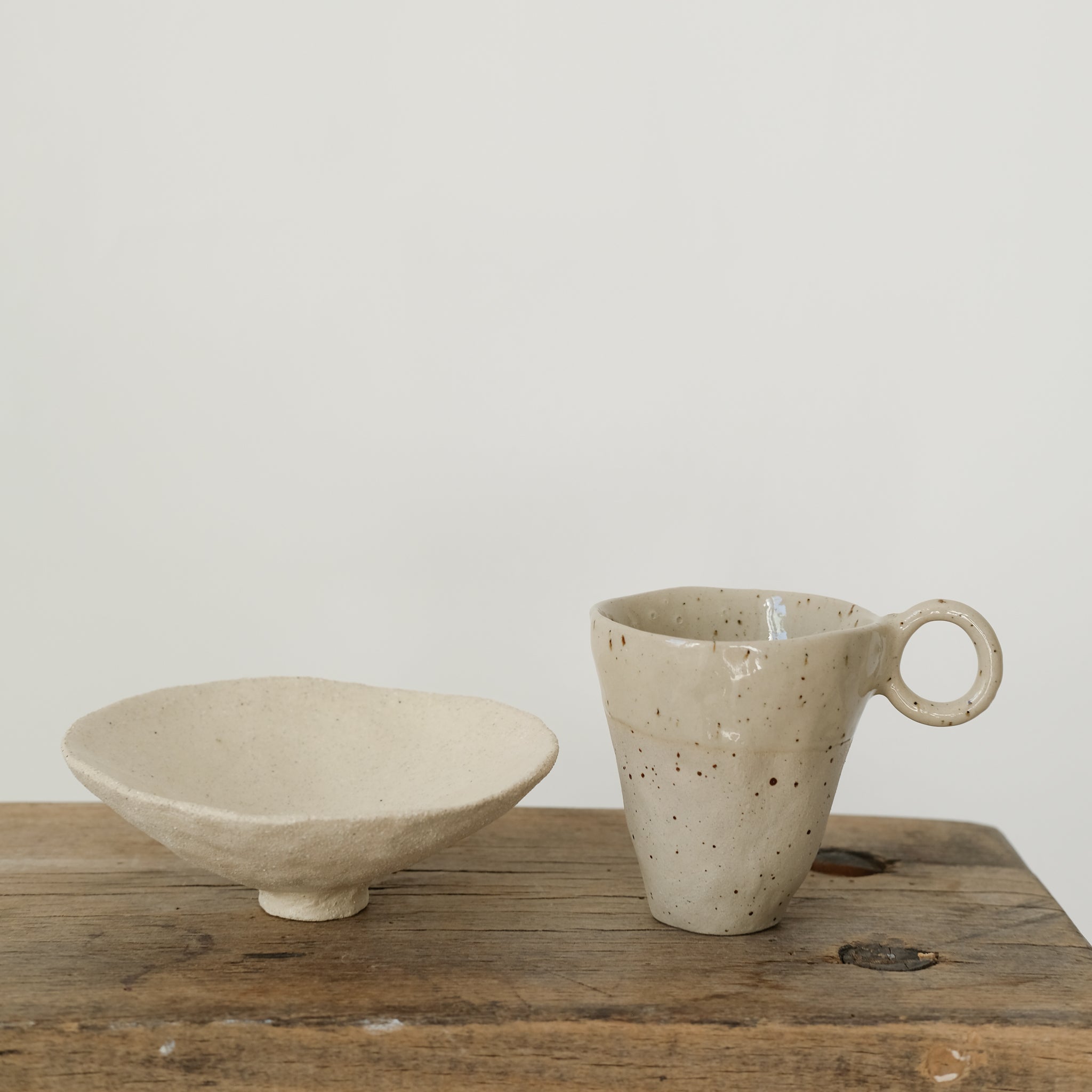 Tasse en grès pyrité blanc de Léa Baldassari chez Brutal Ceramics