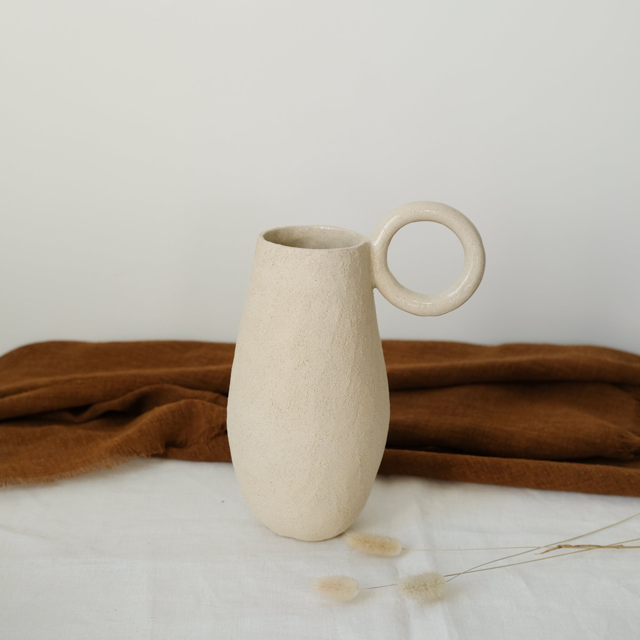 Vase 03 en grès chamotté blanc de Léa Baldassari chez Brutal Ceramics