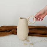 Vase 03 en grès chamotté blanc de Léa Baldassari chez Brutal Ceramics