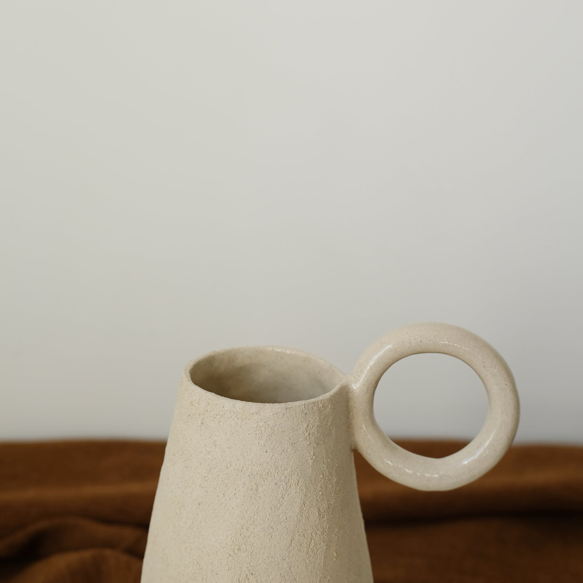 Vase 03 en grès chamotté blanc de Léa Baldassari chez Brutal Ceramics
