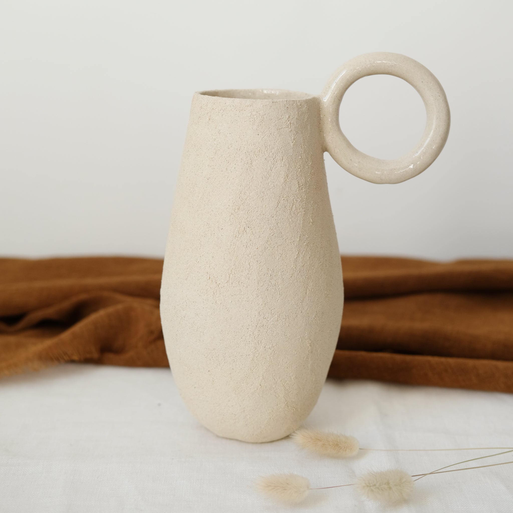 Vase 03 en grès chamotté blanc de Léa Baldassari chez Brutal Ceramics