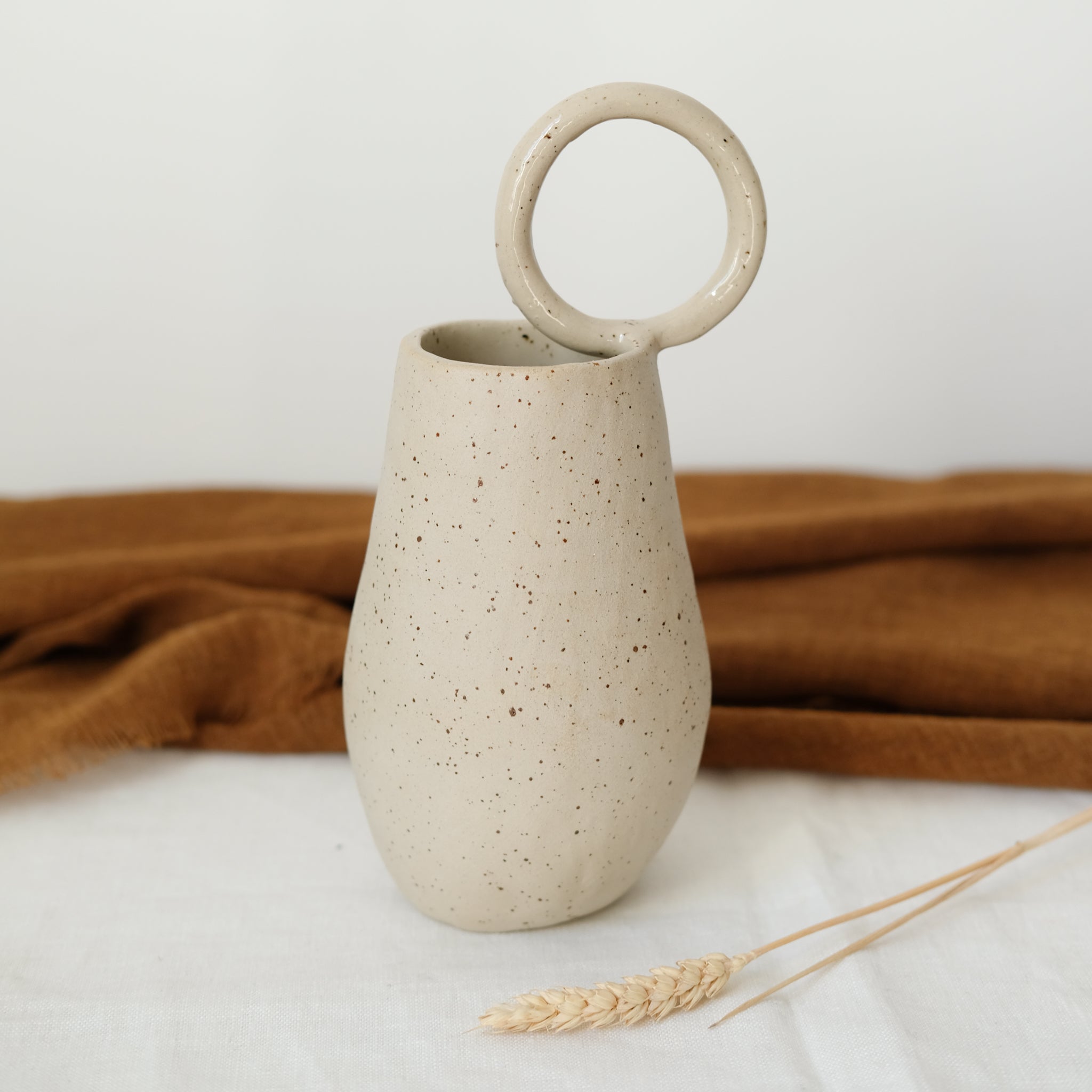 Vase 05 en grès chamotté noir de Léa Baldassari chez Brutal Ceramics