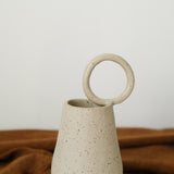 Vase 05 en grès chamotté noir de Léa Baldassari chez Brutal Ceramics