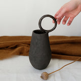 Vase 04 en grès chamotté noir de Léa Baldassari chez Brutal Ceramics