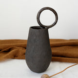 Vase 04 en grès chamotté noir de Léa Baldassari chez Brutal Ceramics
