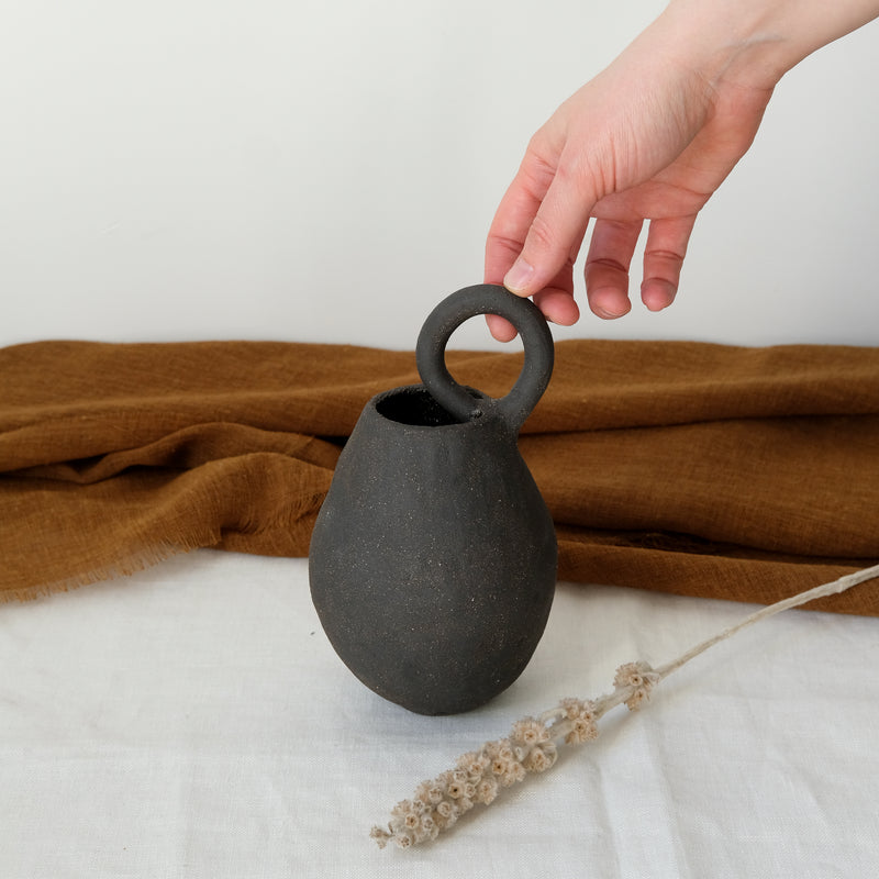 Vase 01 en grès noir de Léa Baldassari chez Brutal Ceramics