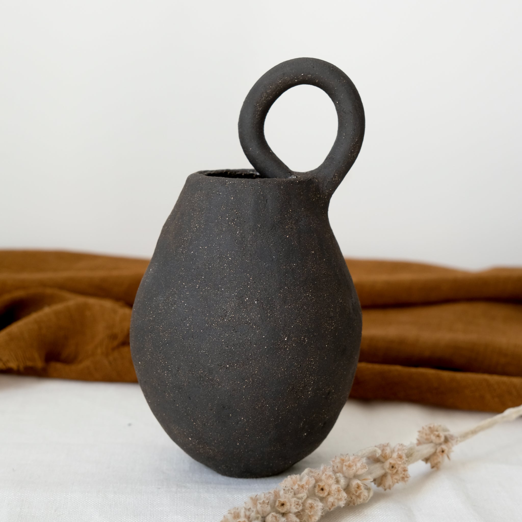 Vase 01 en grès noir de Léa Baldassari chez Brutal Ceramics