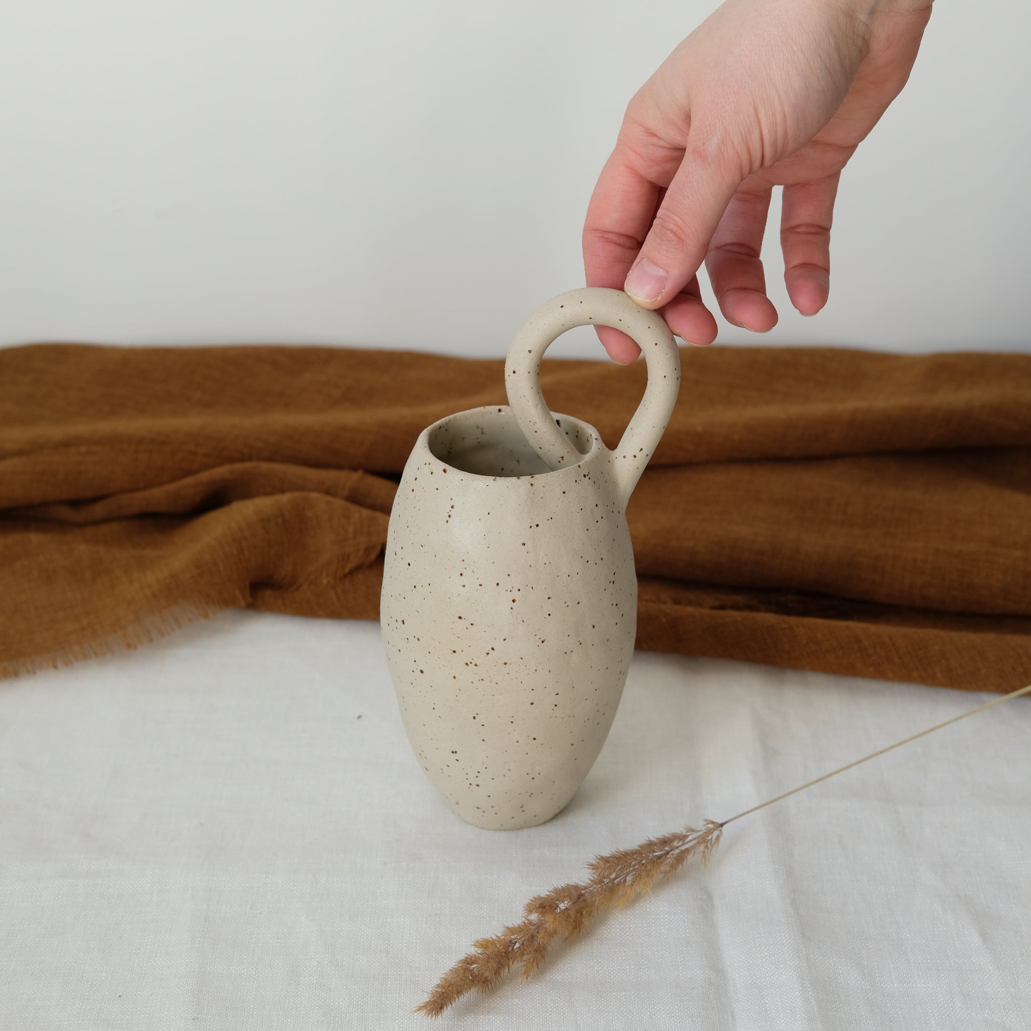 Vase 02 en grès pyrité de Léa Baldassari chez Brutal Ceramics