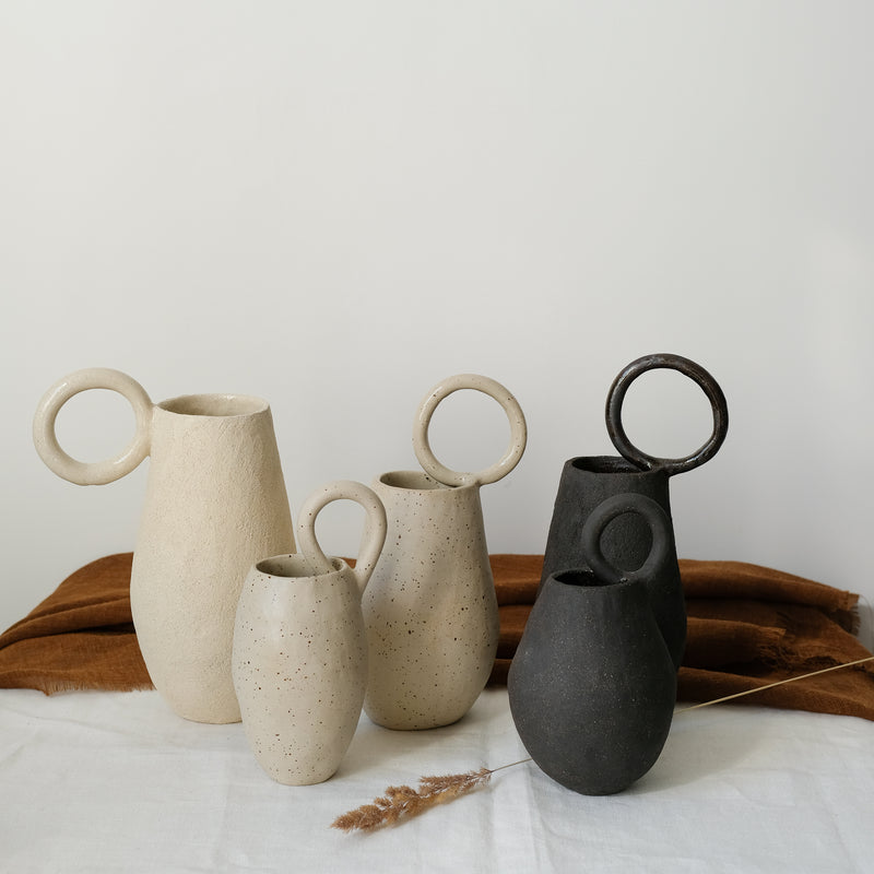 Vase 05 en grès chamotté noir de Léa Baldassari chez Brutal Ceramics