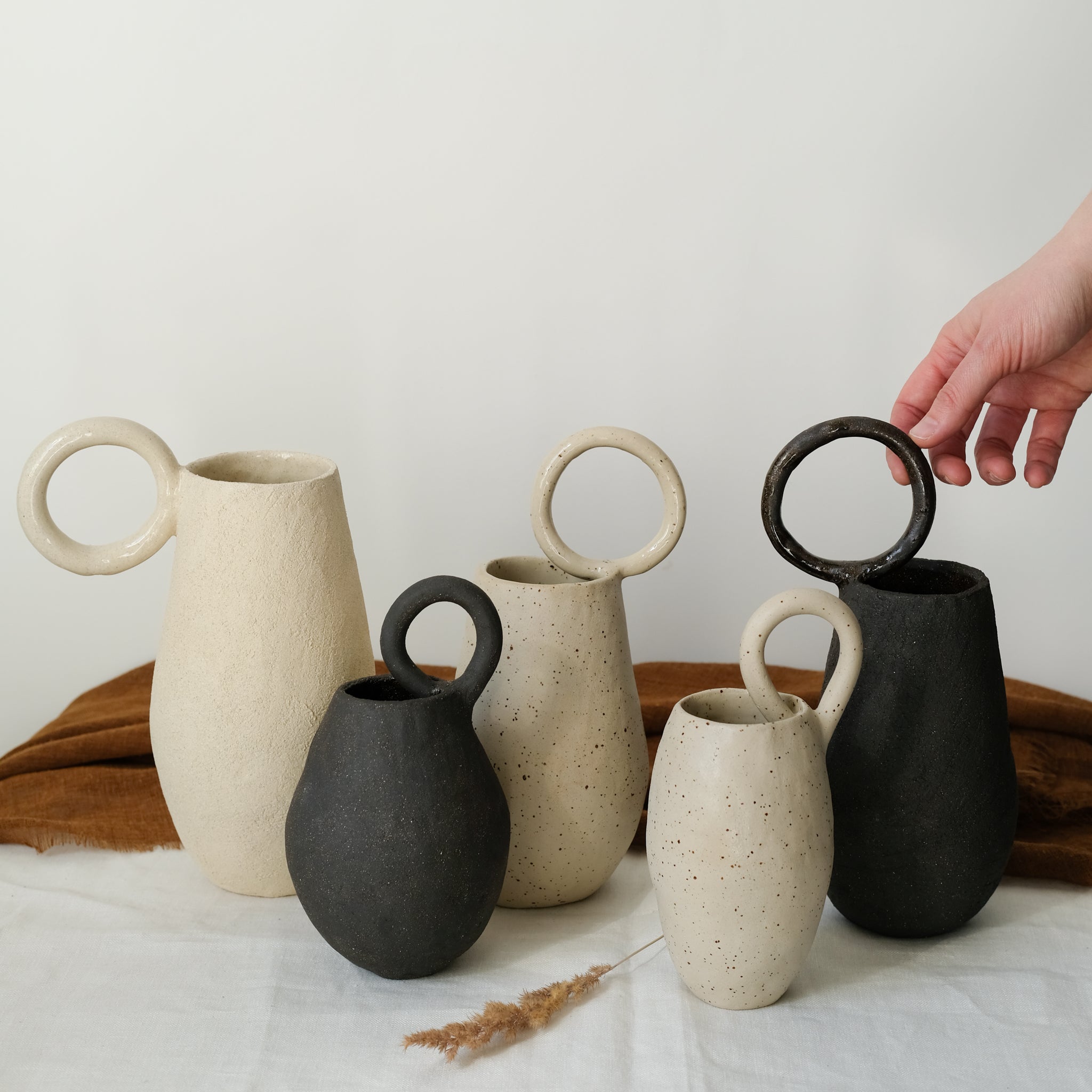 Vase 04 en grès chamotté noir de Léa Baldassari chez Brutal Ceramics