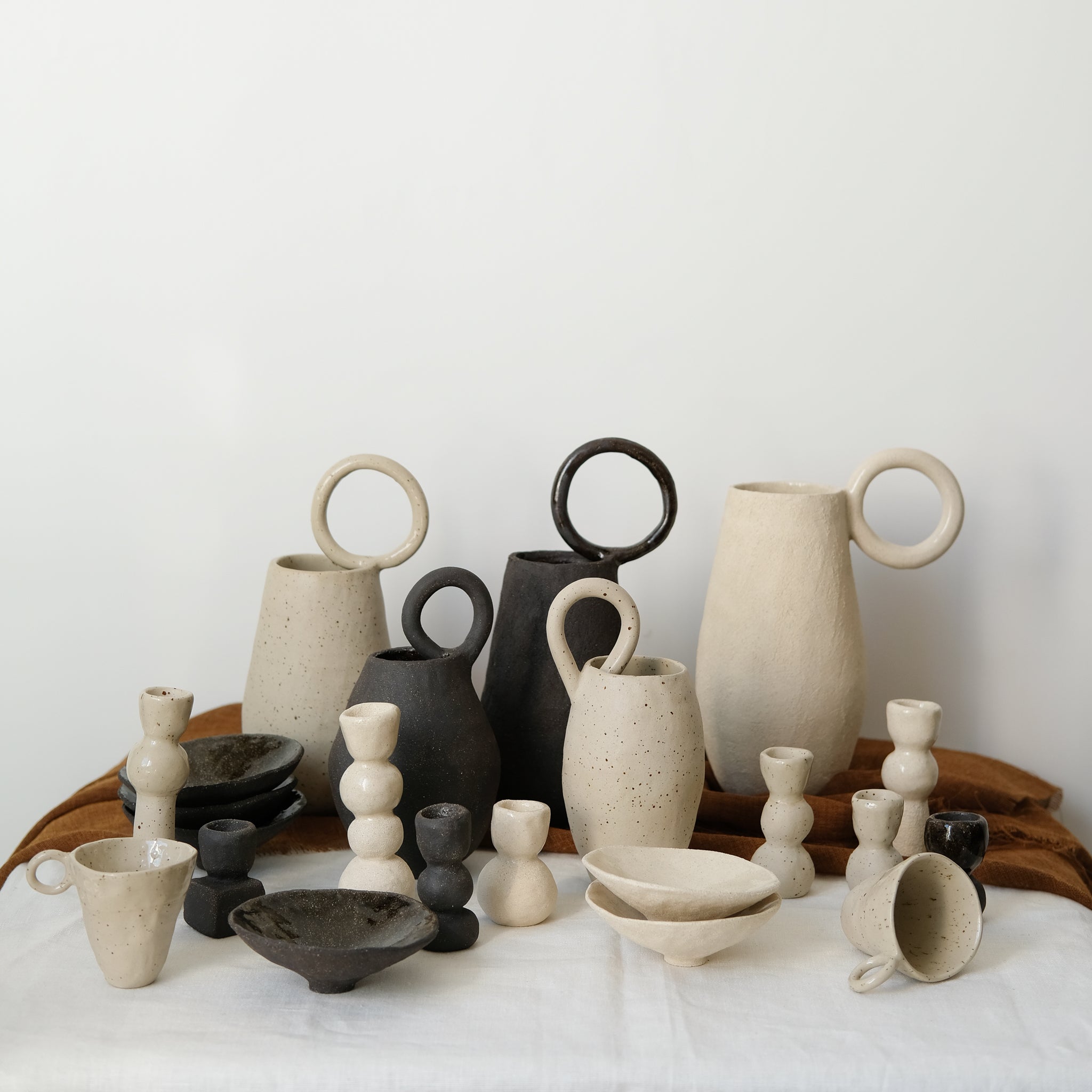 Vase 02 en grès pyrité de Léa Baldassari chez Brutal Ceramics