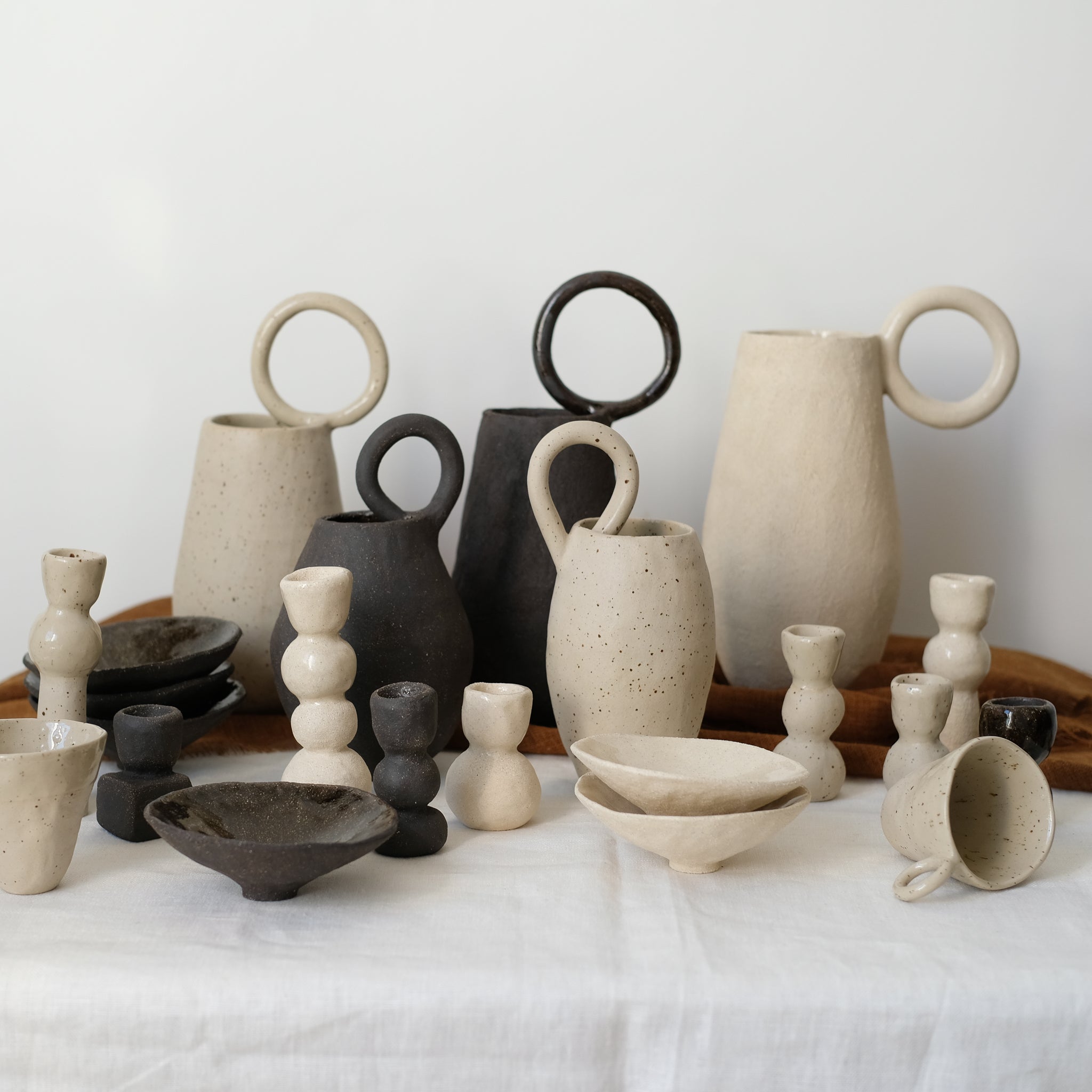 Vase 01 en grès noir de Léa Baldassari chez Brutal Ceramics